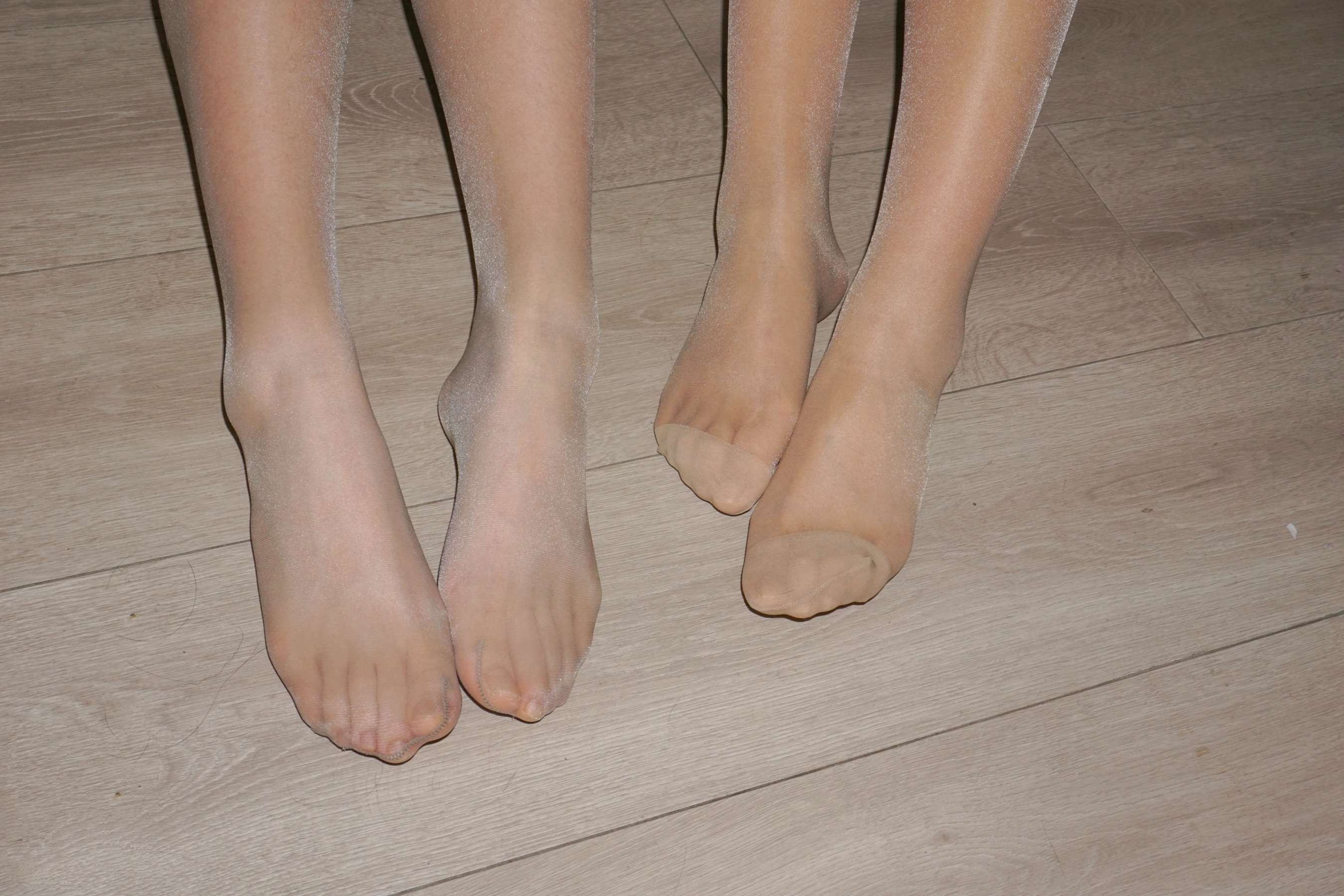 《约拍大学妹子雯雯和婷婷闺蜜肉丝嫩脚》作品图