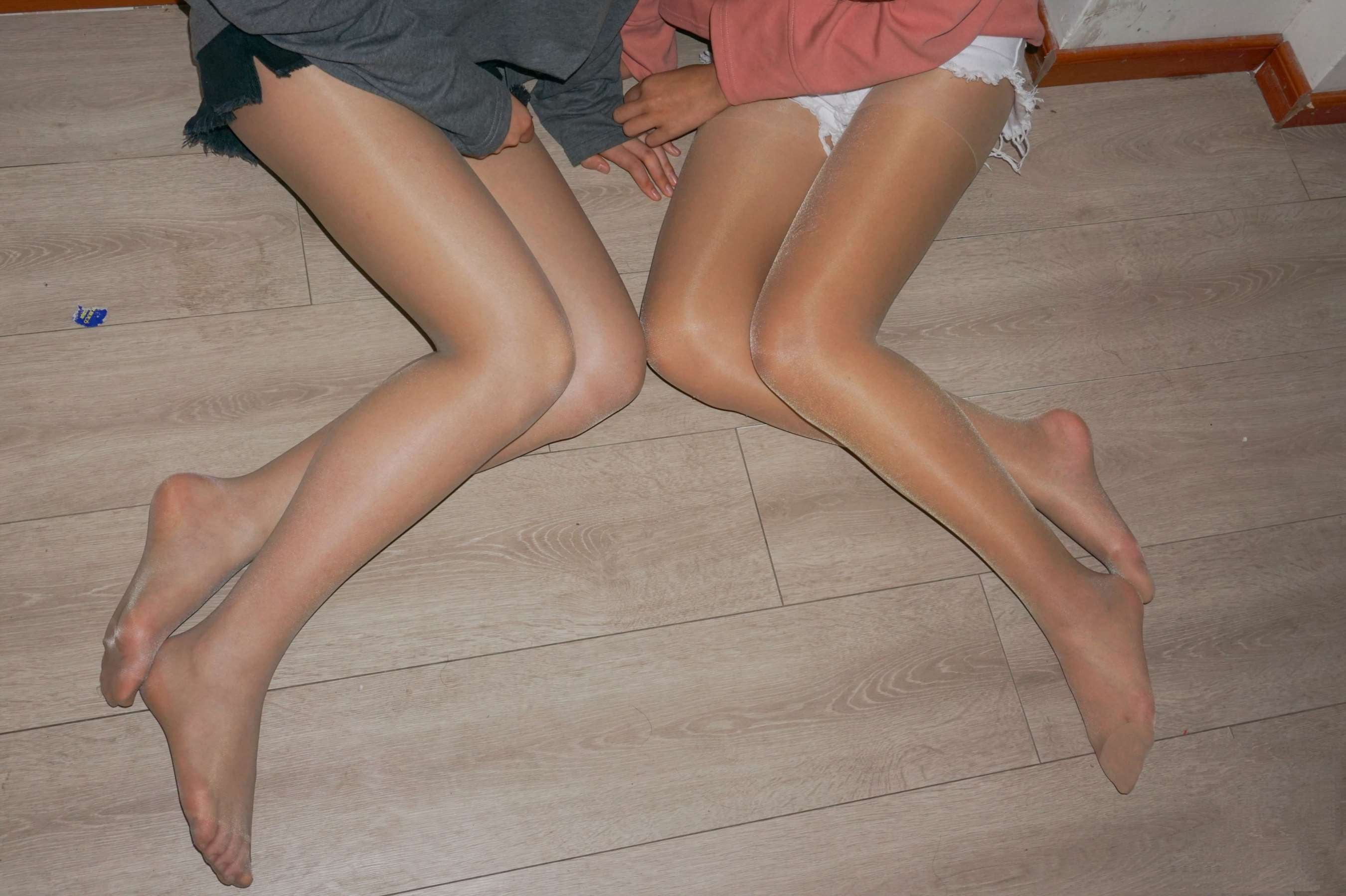 《约拍大学妹子雯雯和婷婷闺蜜肉丝嫩脚》作品图