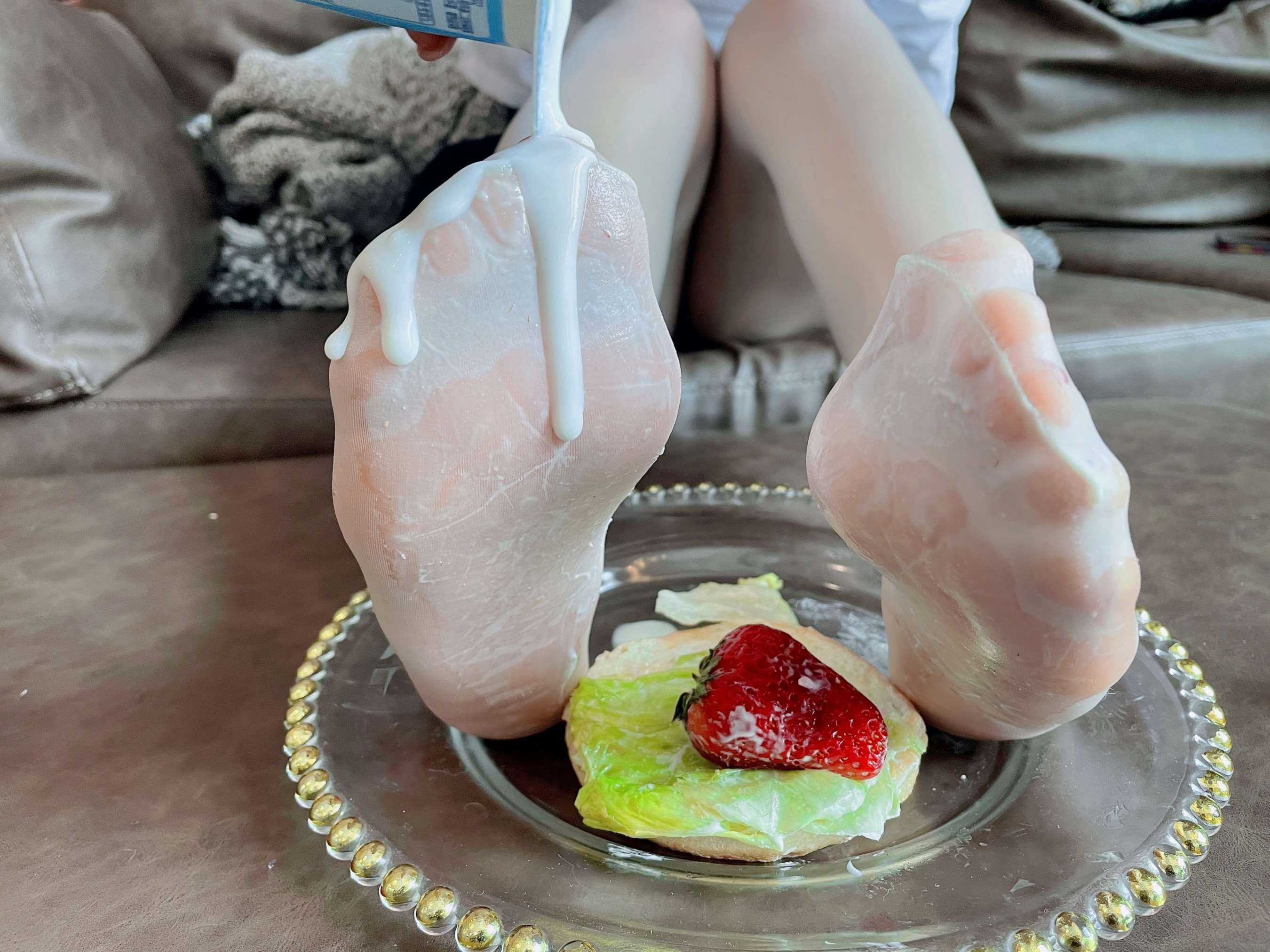 《少女丝足配汉堡》作品图