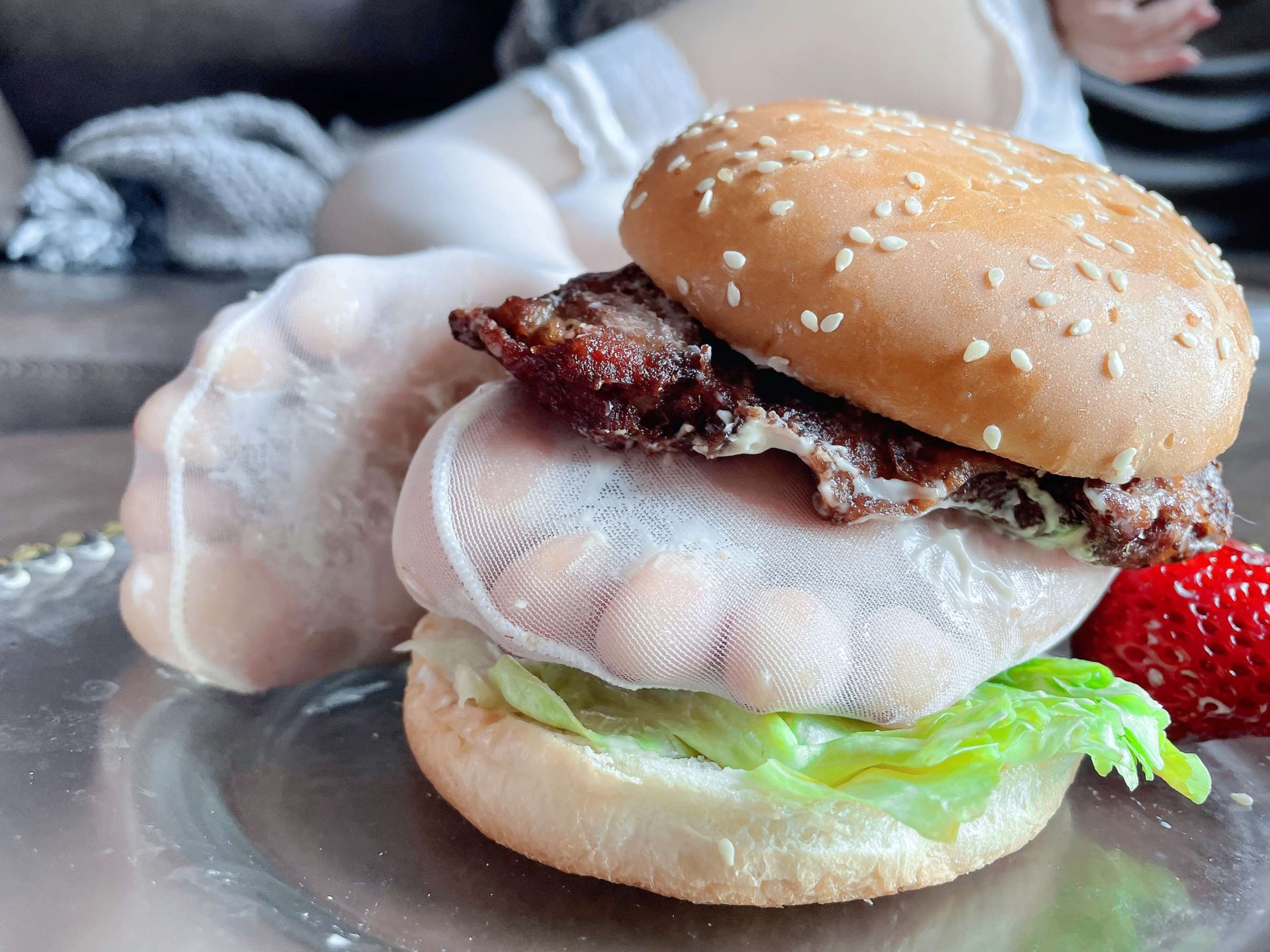 《少女丝足配汉堡》作品图