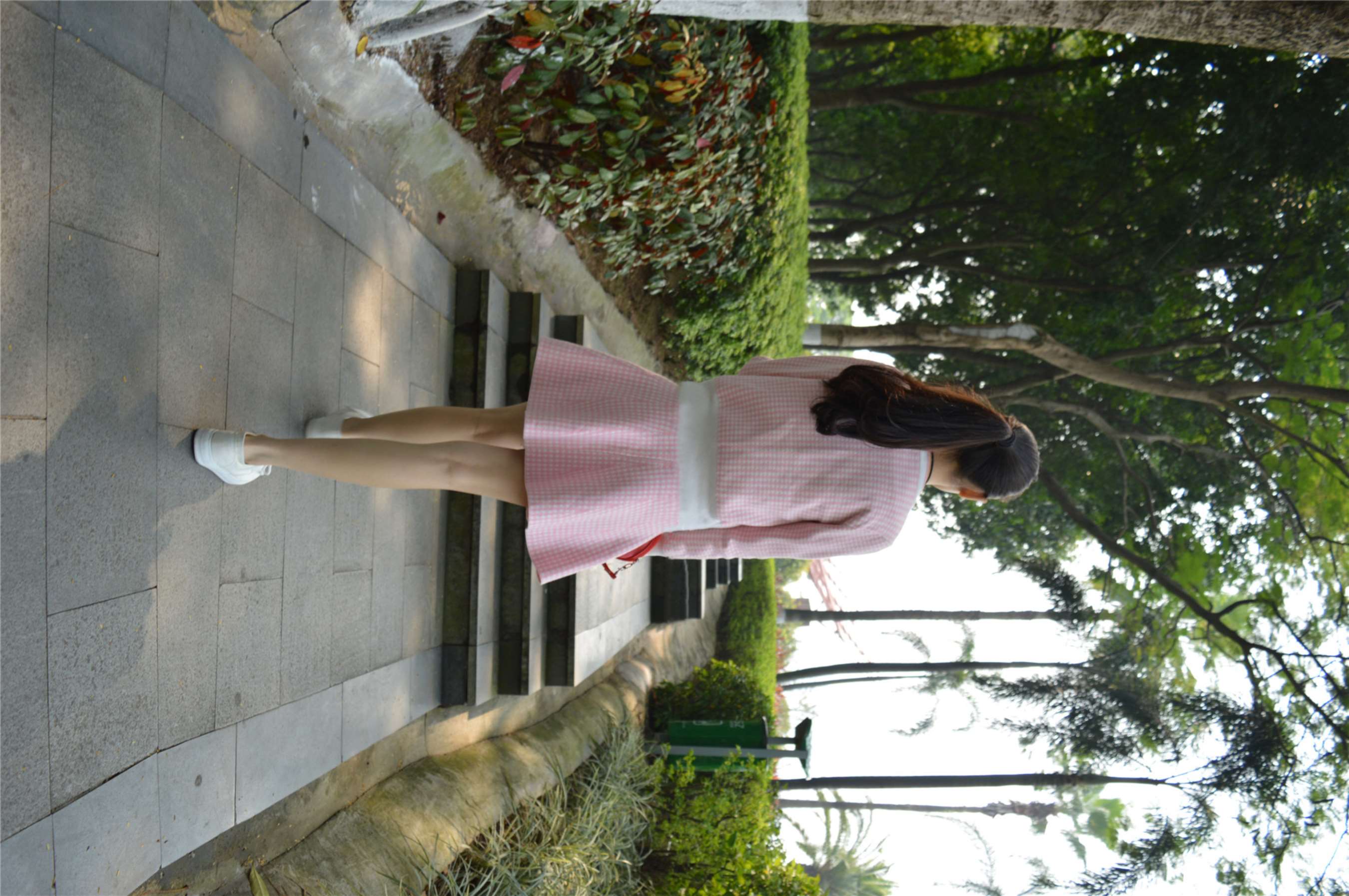 《玲玲草地上秀美脚》作品图