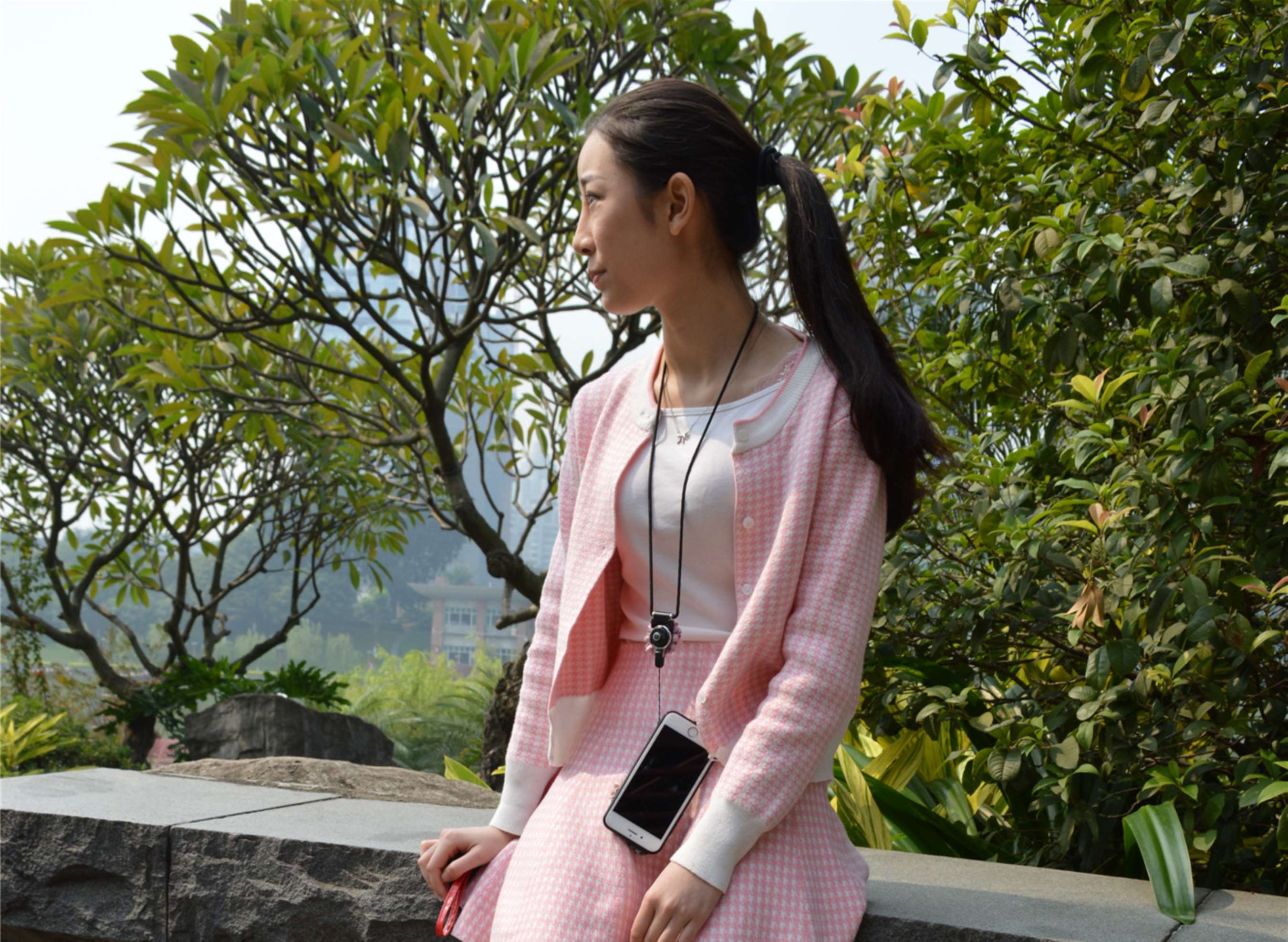 《玲玲草地上秀美脚》作品图