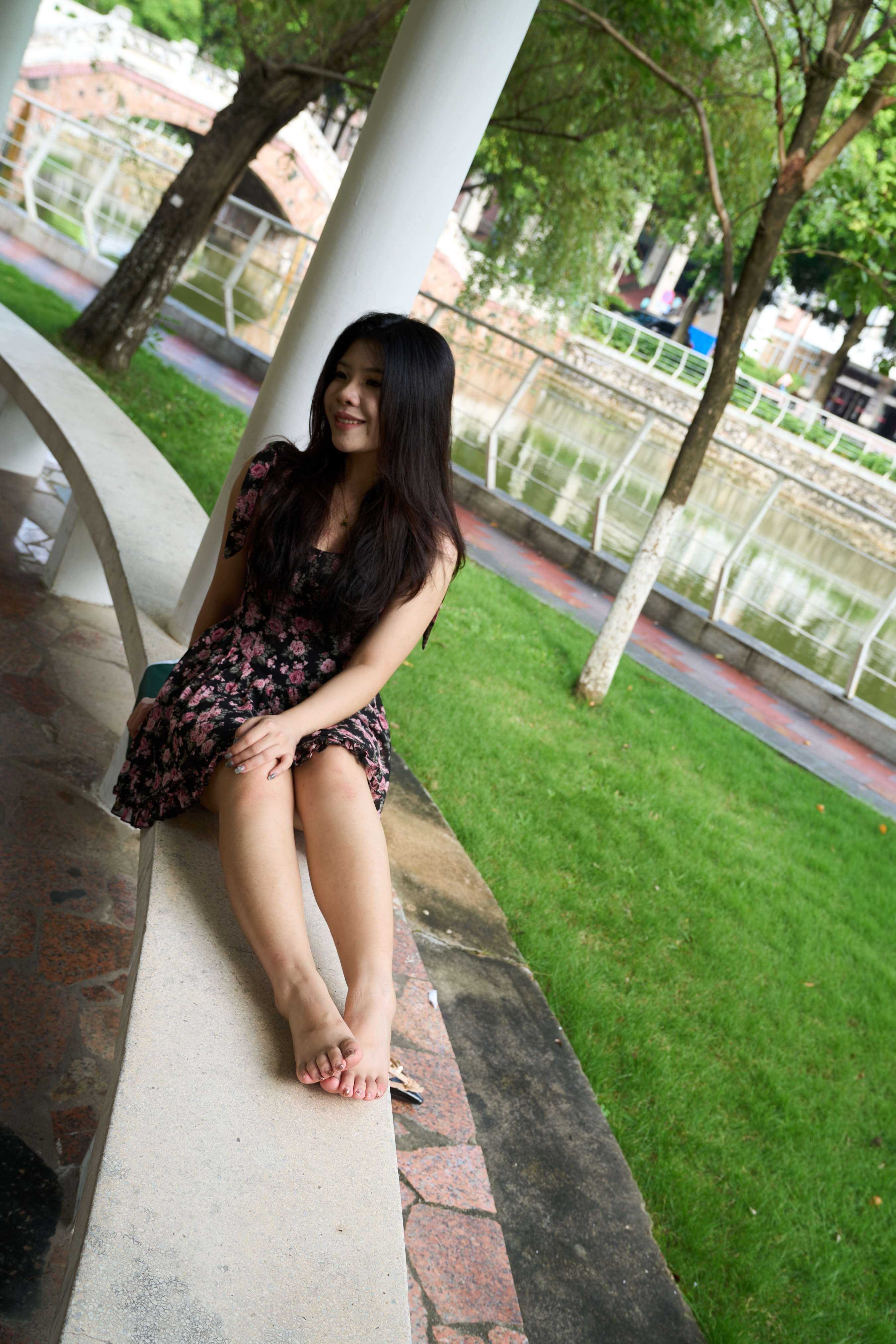 《小网红寒寒校园小清新花裙秀嫩足》作品图