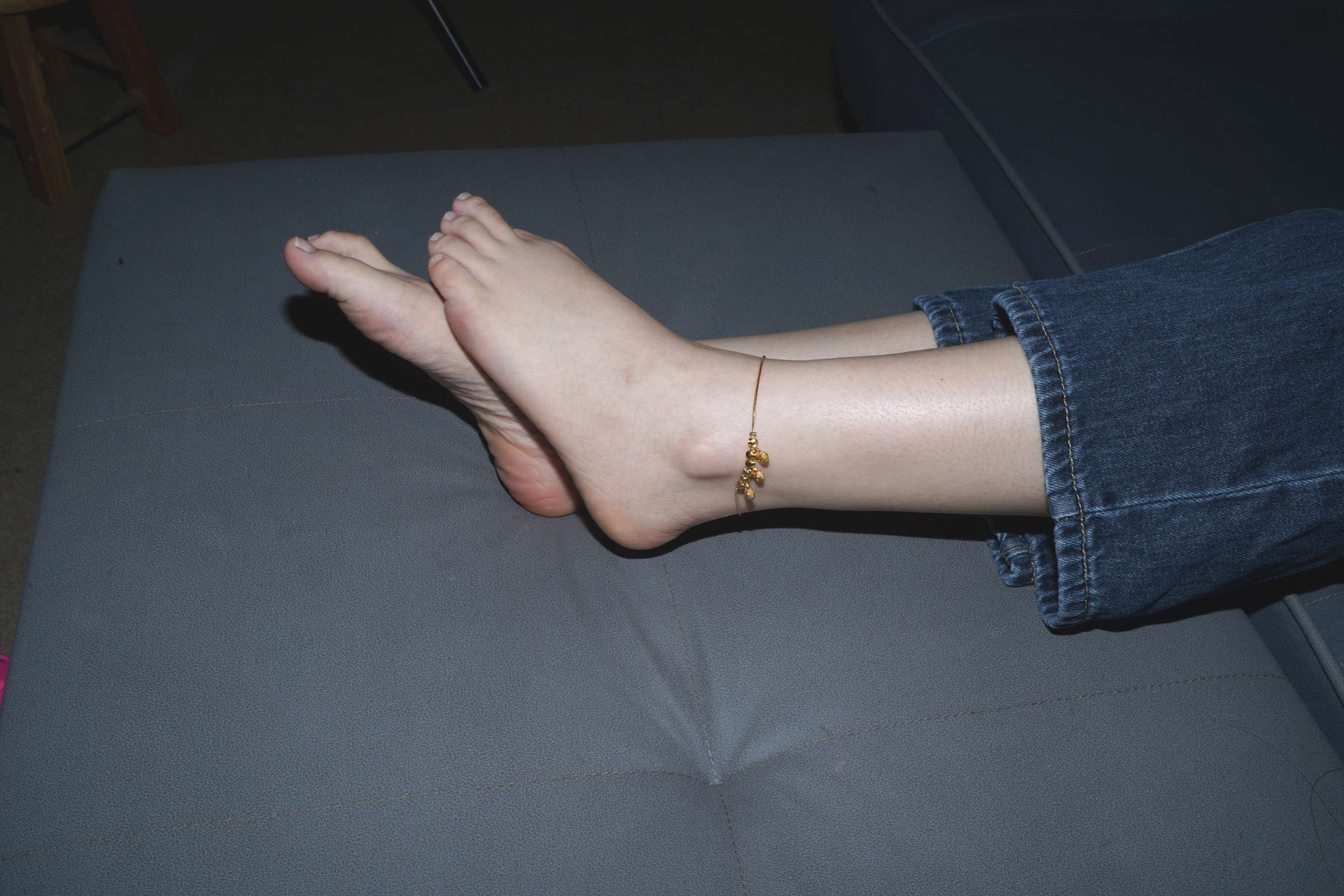 《雨莉秀性感37码嫩足》作品图