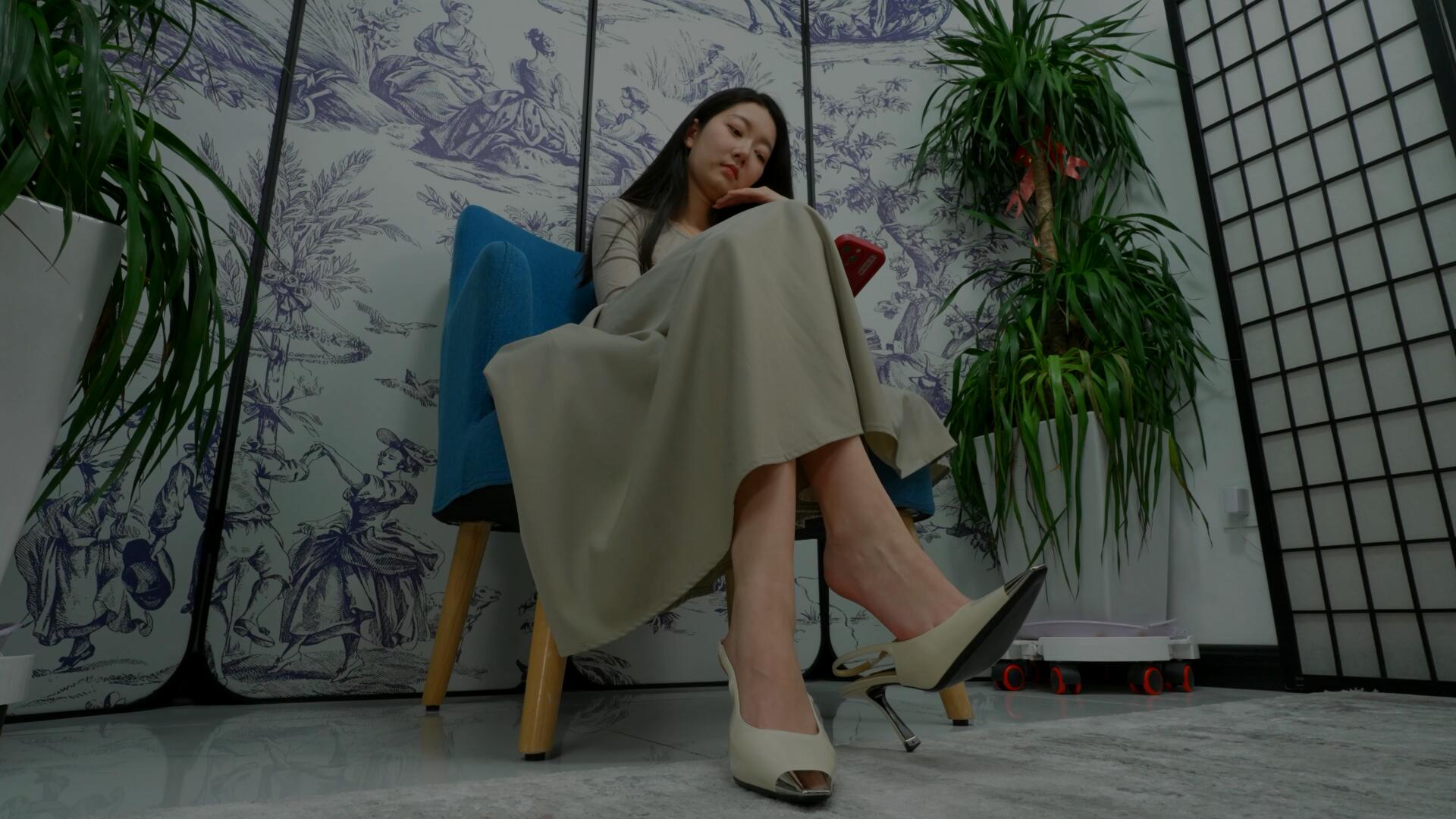 《[寄卖视频]A&F-小飘展示她性感的38码嫩足》作品图