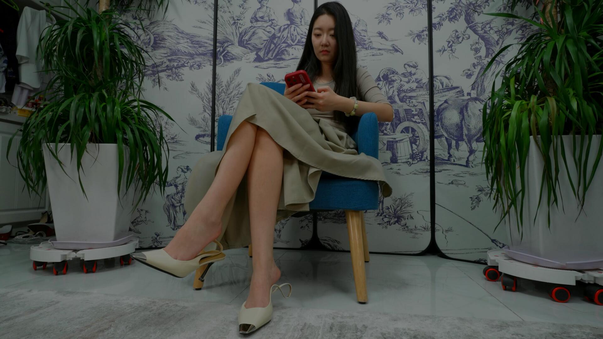 《[寄卖视频]A&F-小飘展示她性感的38码嫩足》作品图