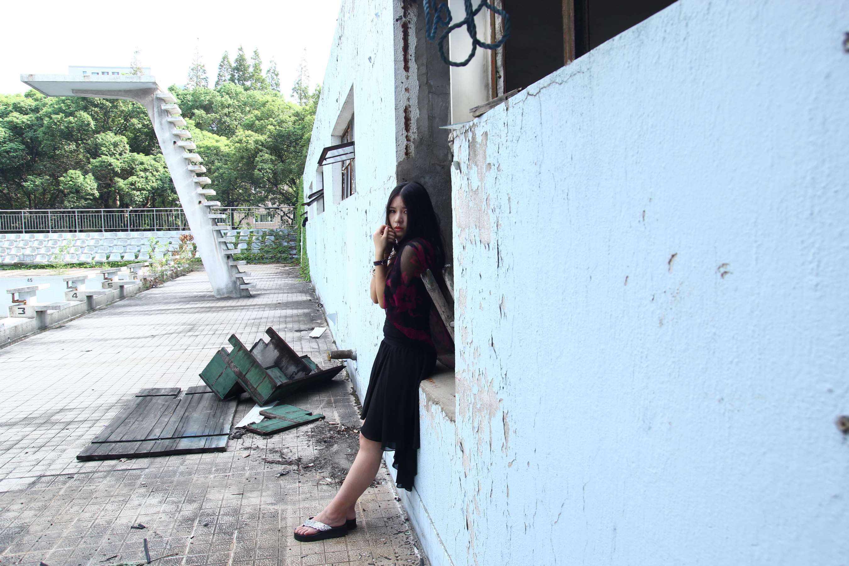 《吖妮在泳池边秀白嫩脚丫》作品图