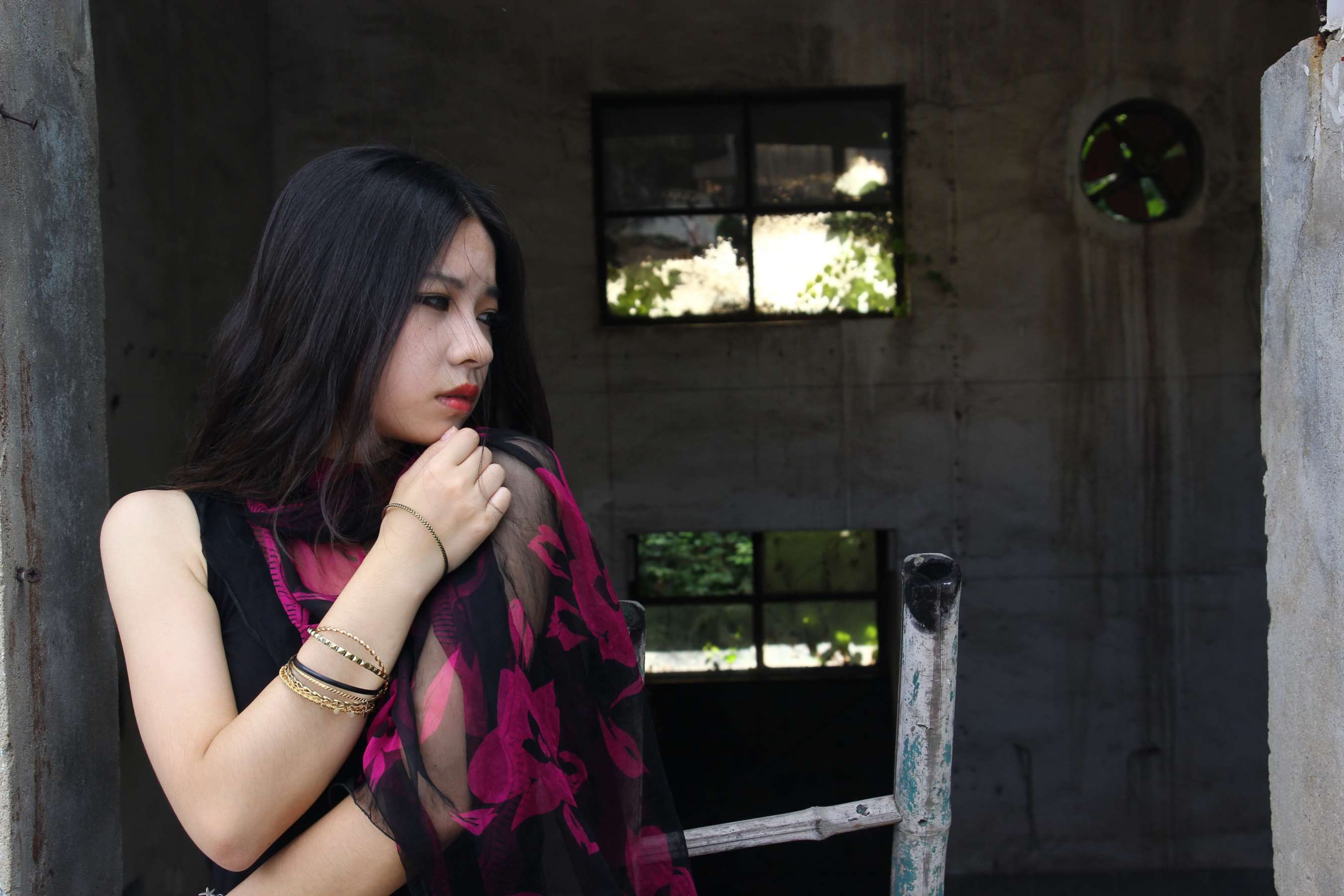 《吖妮在泳池边秀白嫩脚丫》作品图