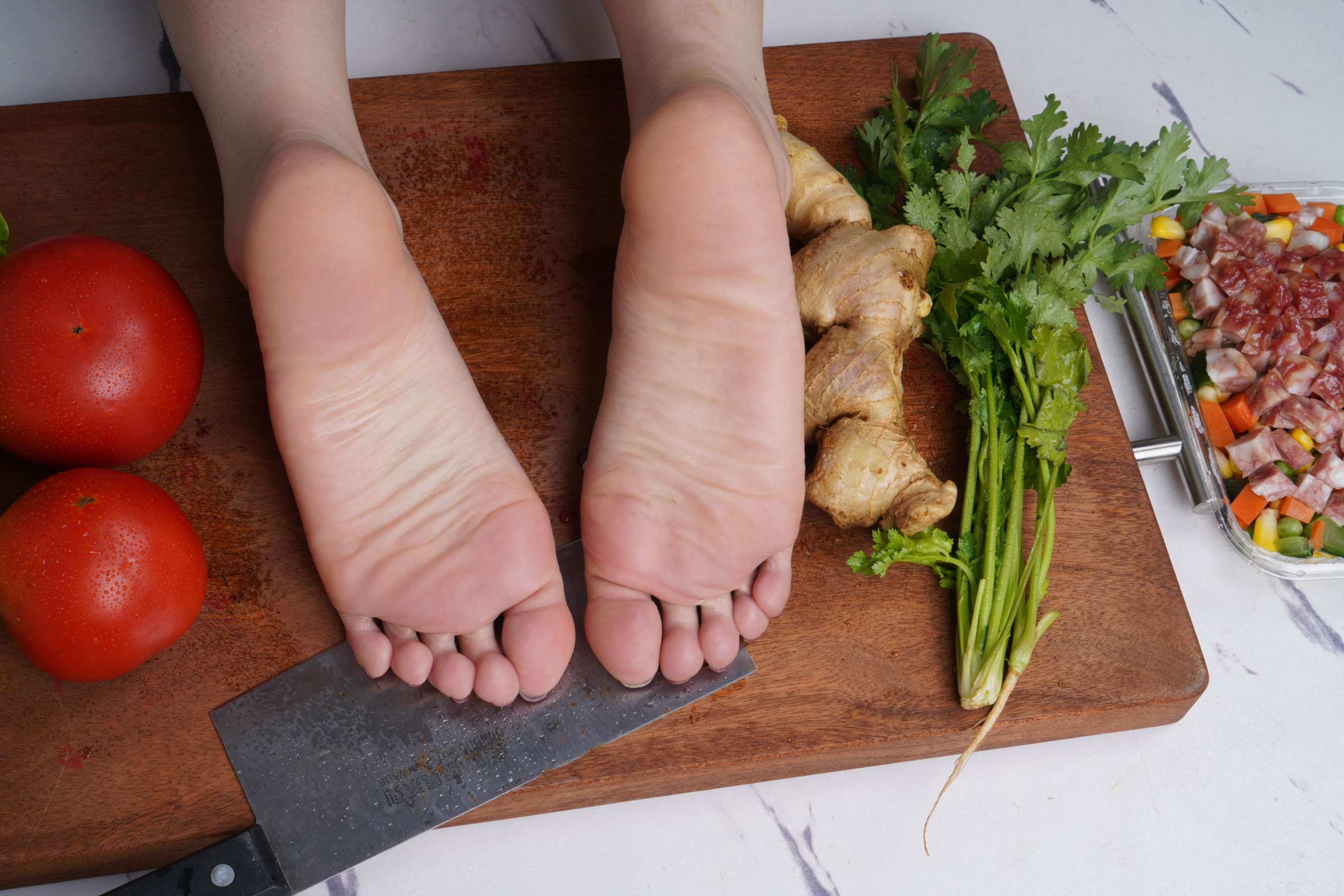 《秀婷嫩足配美食》作品图