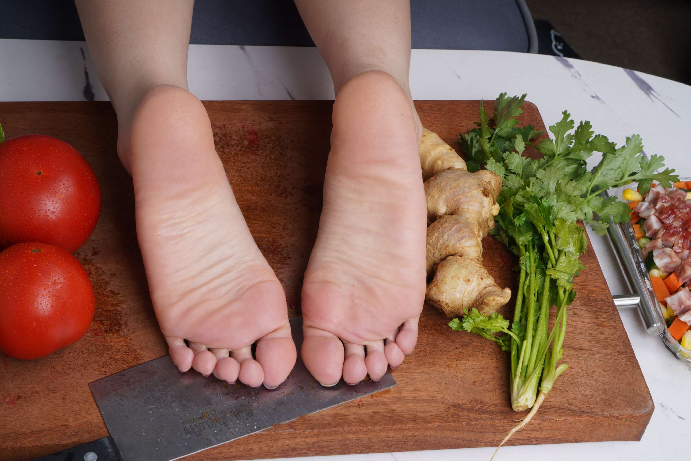 《秀婷嫩足配美食》作品图