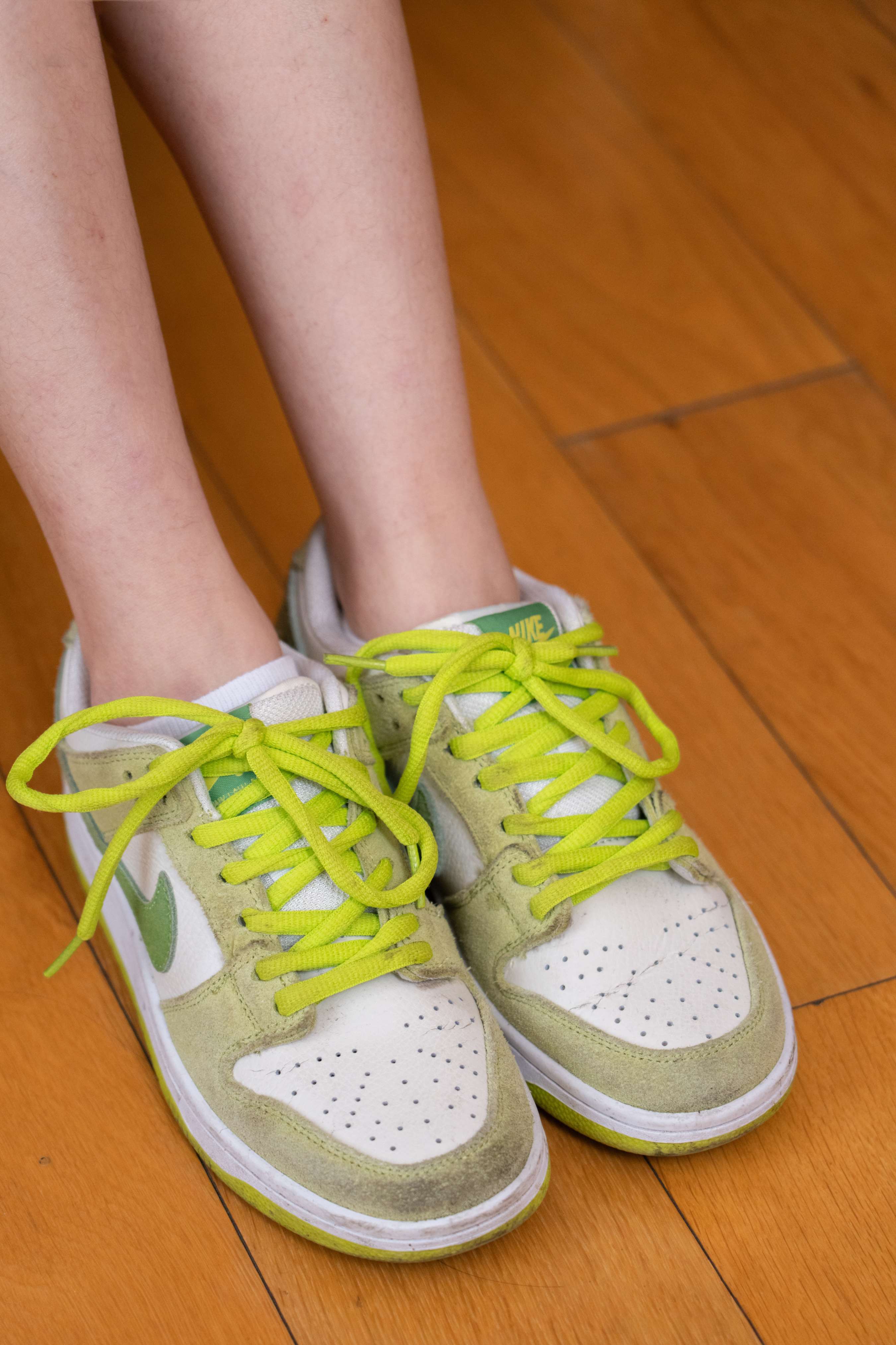 《思思-板鞋白棉袜の裸足》作品图