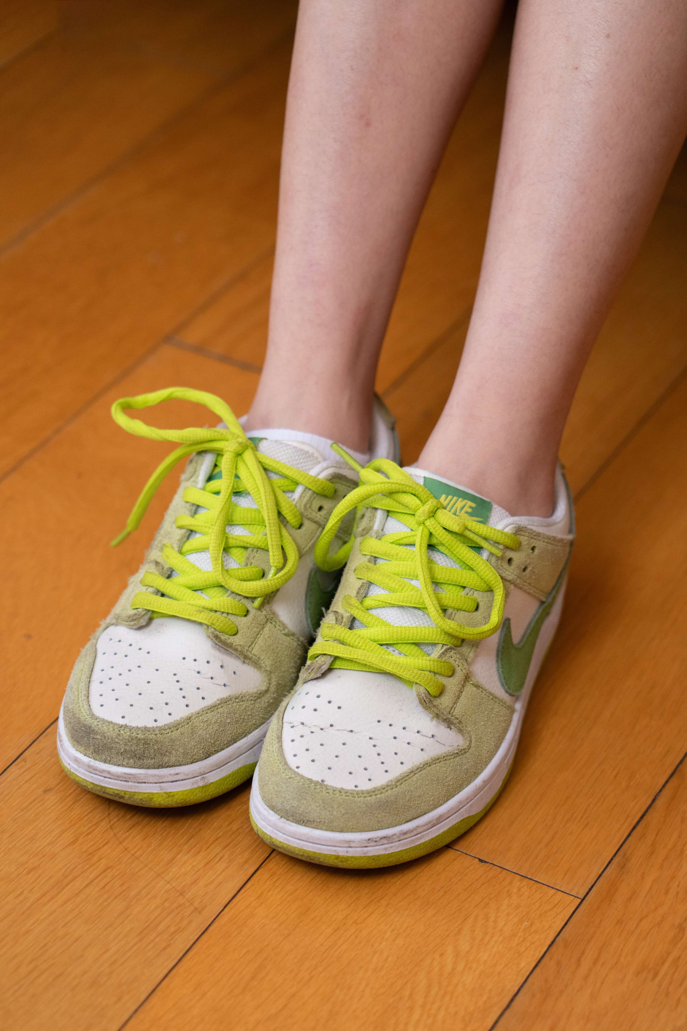 《思思-板鞋白棉袜の裸足》作品图