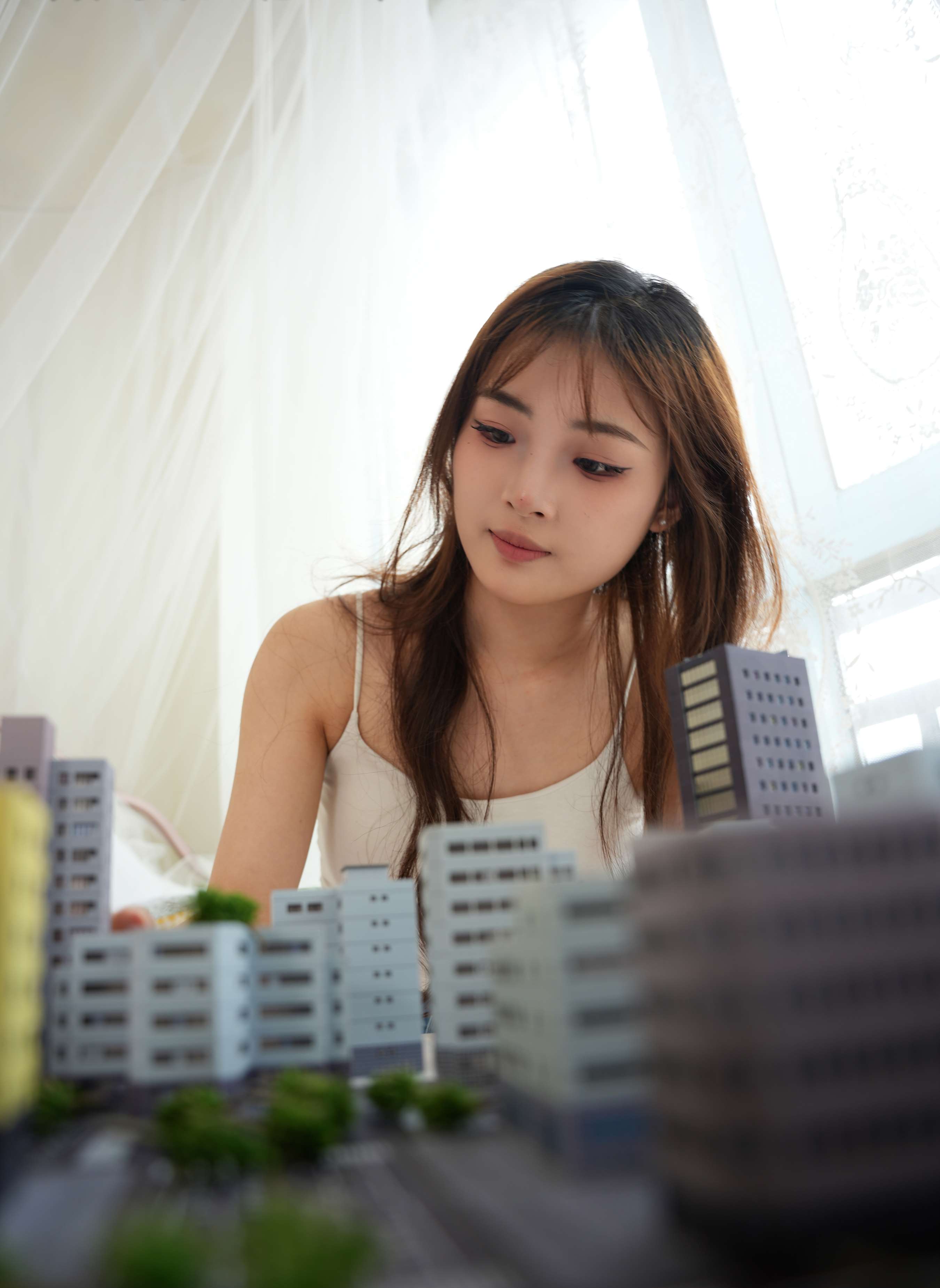 《晓晓 梦境误入小人国，化身巨人少女》作品图