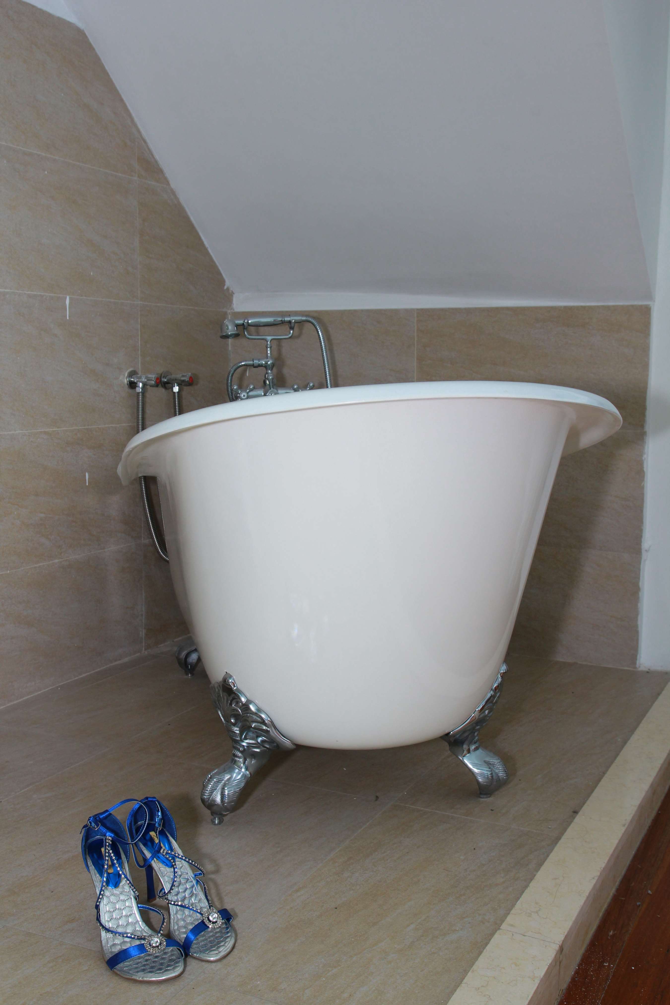 《小姐姐浴缸秀嫩足》作品图