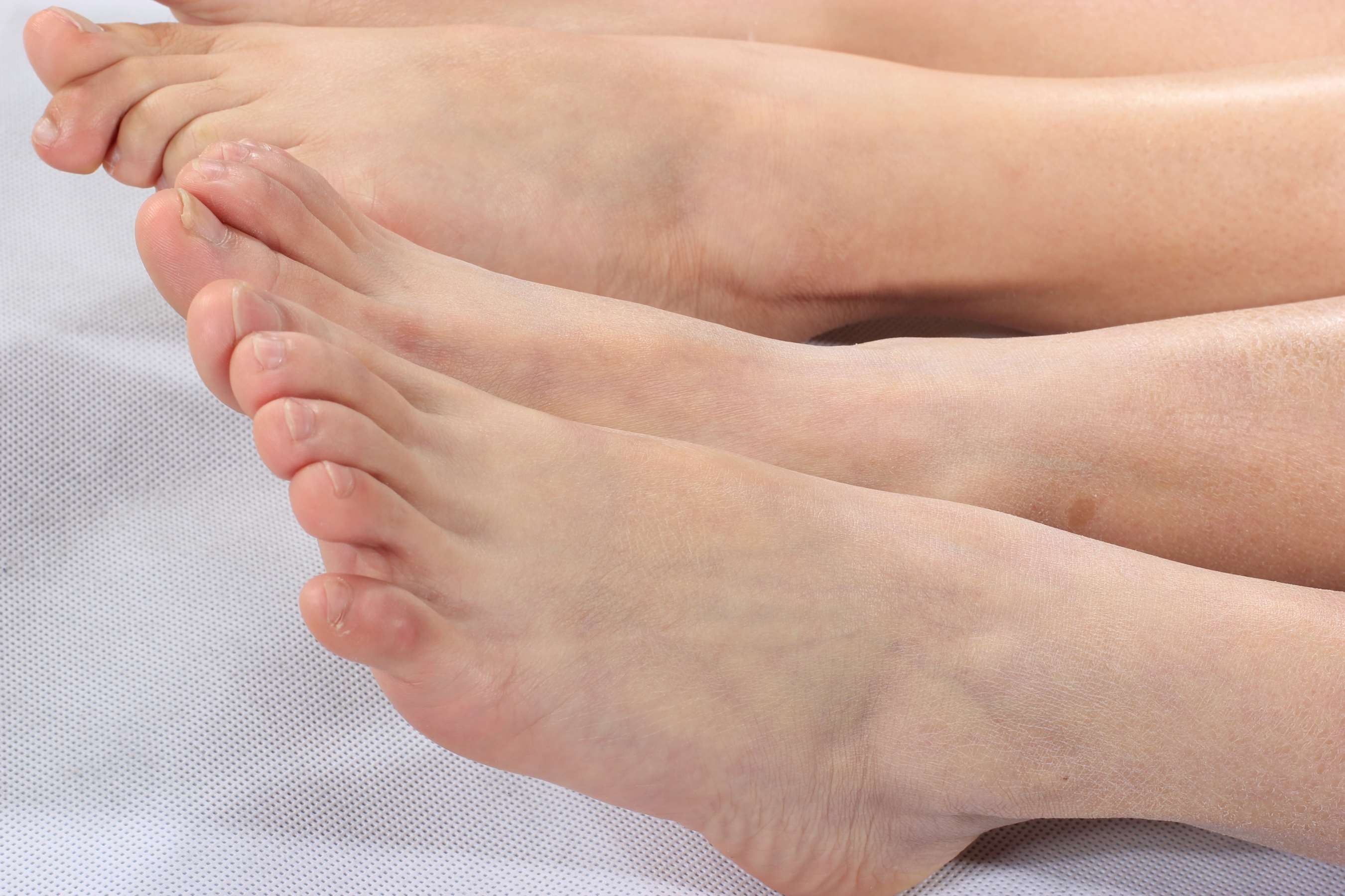 《燕燕和小雨-两双雪白粉嫩的玉足太刺激了》作品图