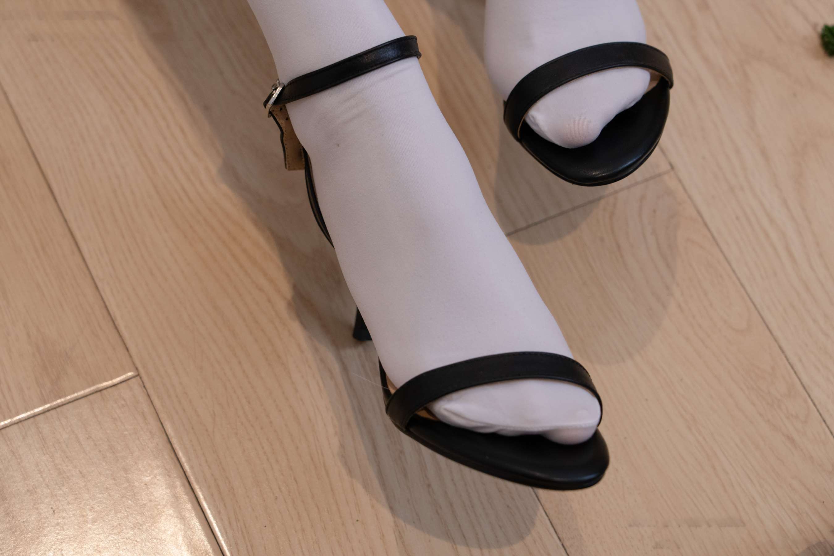 《璇璇 修女服高跟凉鞋の过膝白丝》作品图