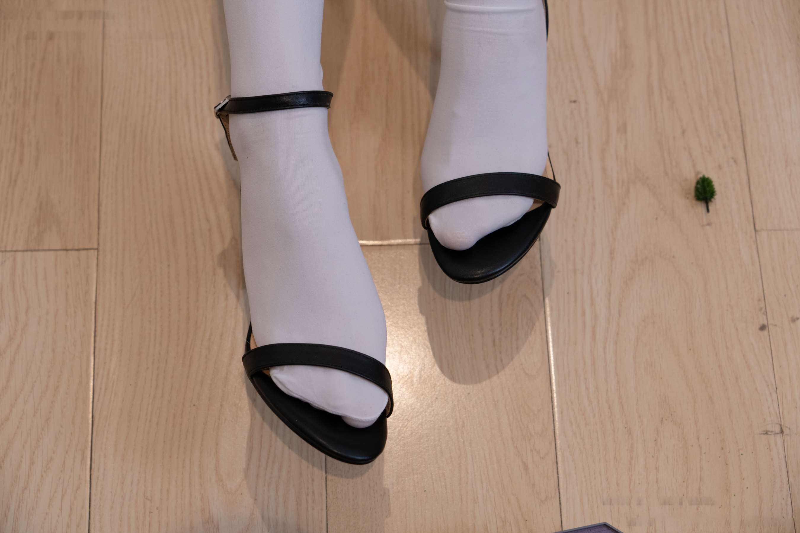 《璇璇 修女服高跟凉鞋の过膝白丝》作品图