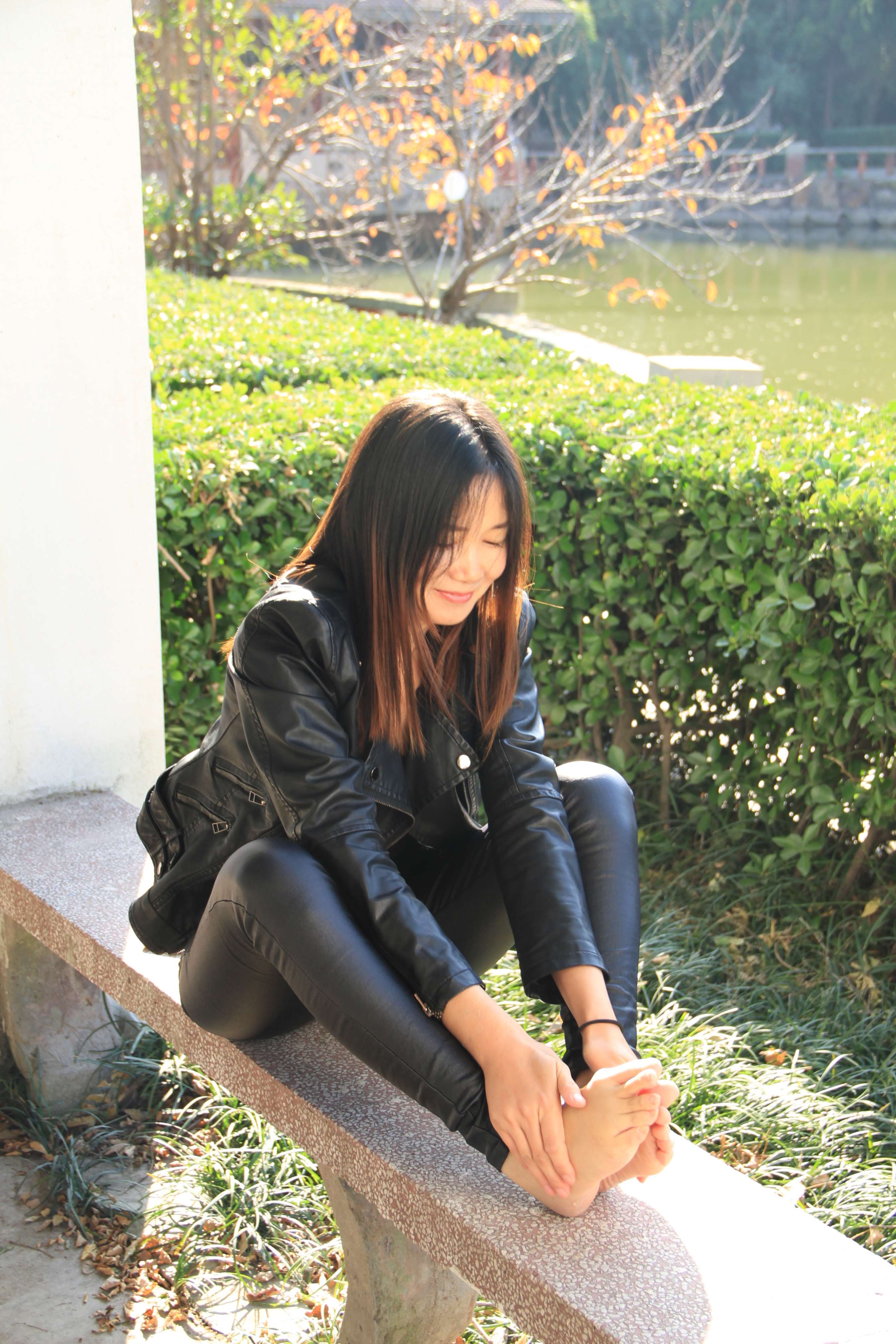 《阳光下的赤足更显光彩》作品图