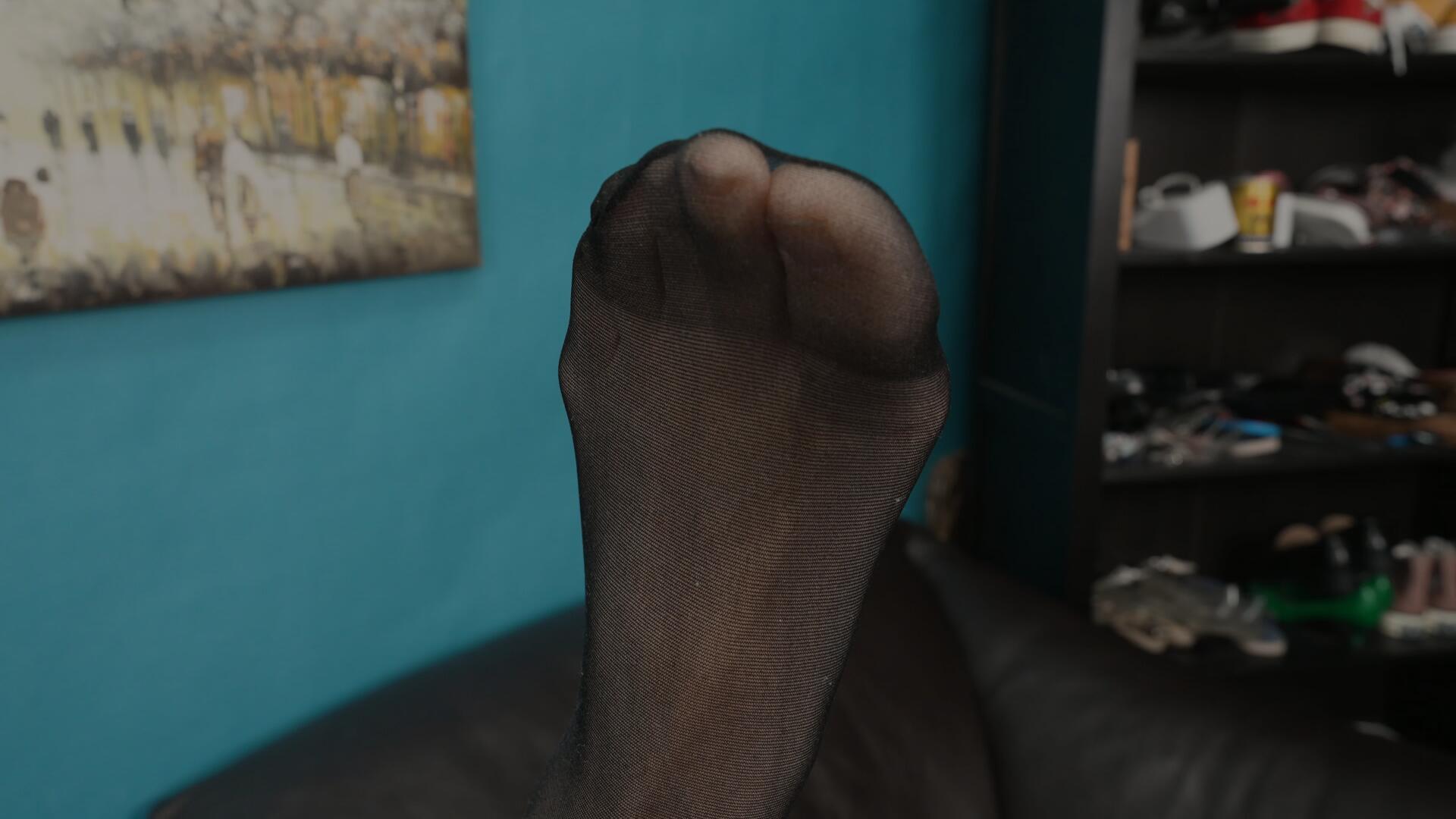 《[寄卖视频] A&F Xiaoli 展示她的黑丝性感的小脚丫》作品图