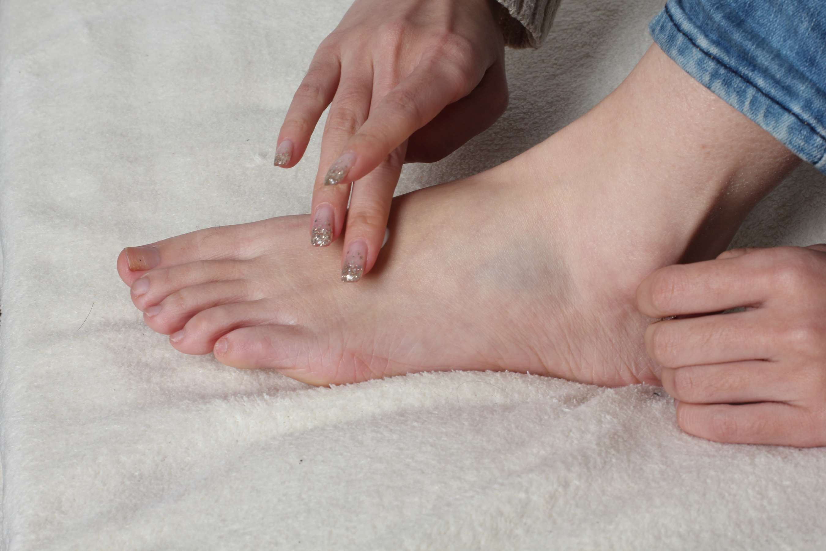 《实拍徒弟的女朋友护理纤细白嫩的脚丫》作品图