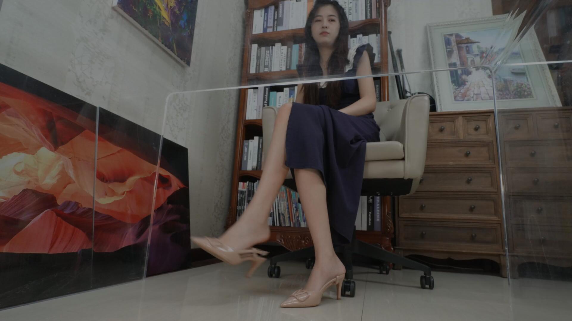 《[寄卖视频]A&F 小雪展示她的性感灵活38Eu脚》作品图