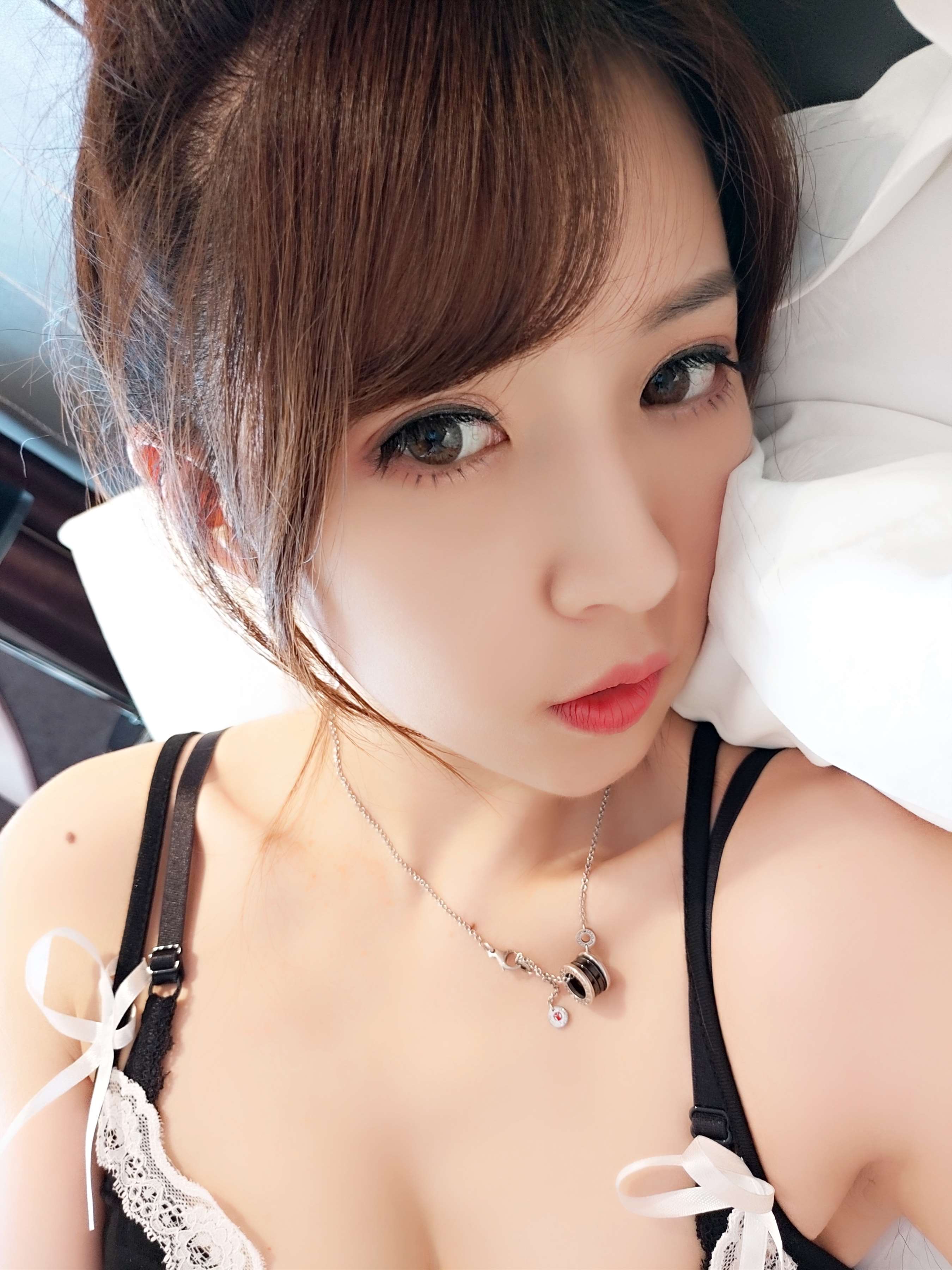 《小女巫露娜 黑色吊带裙》作品图