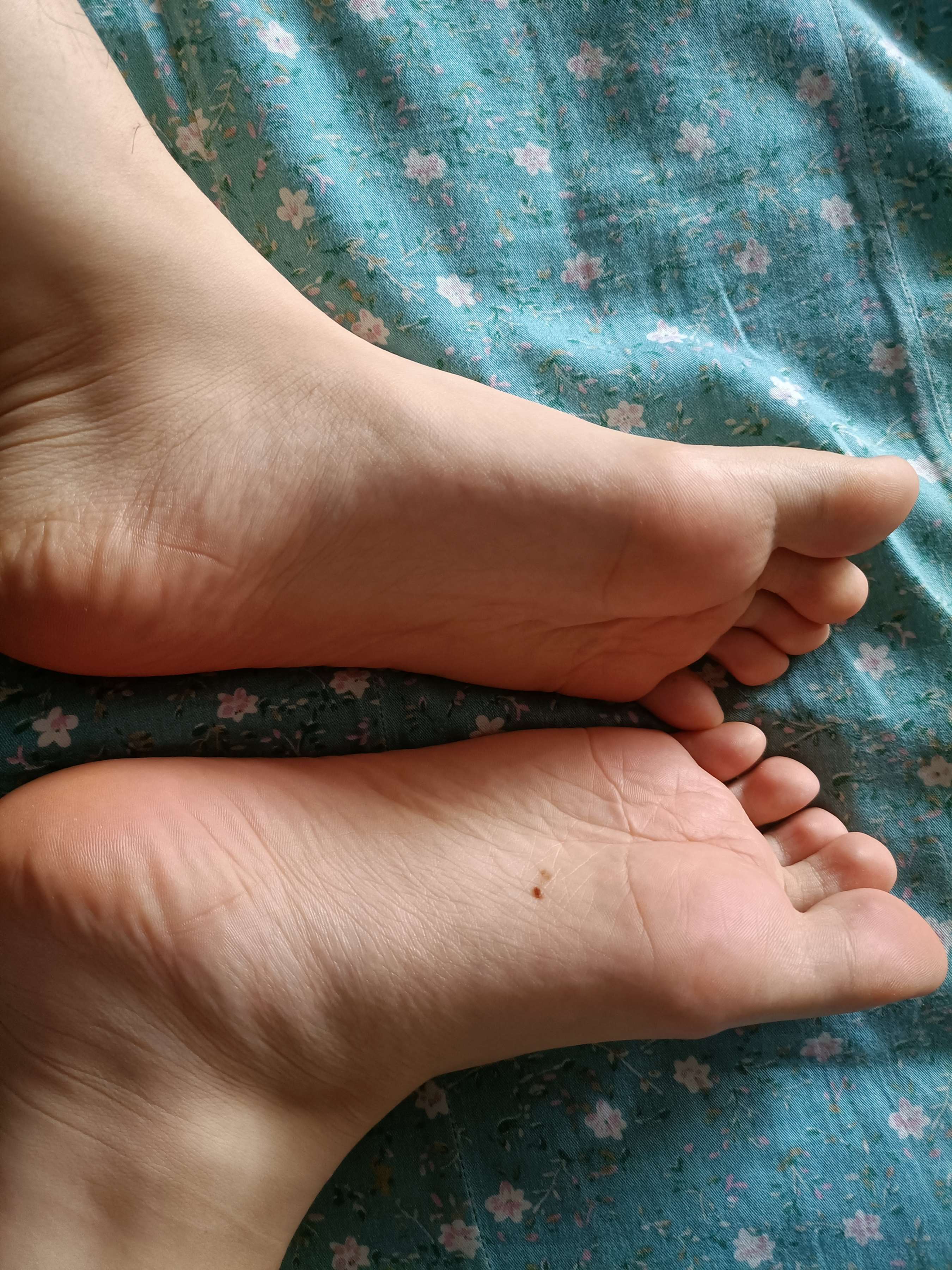 《少女棉袜嫩足》作品图