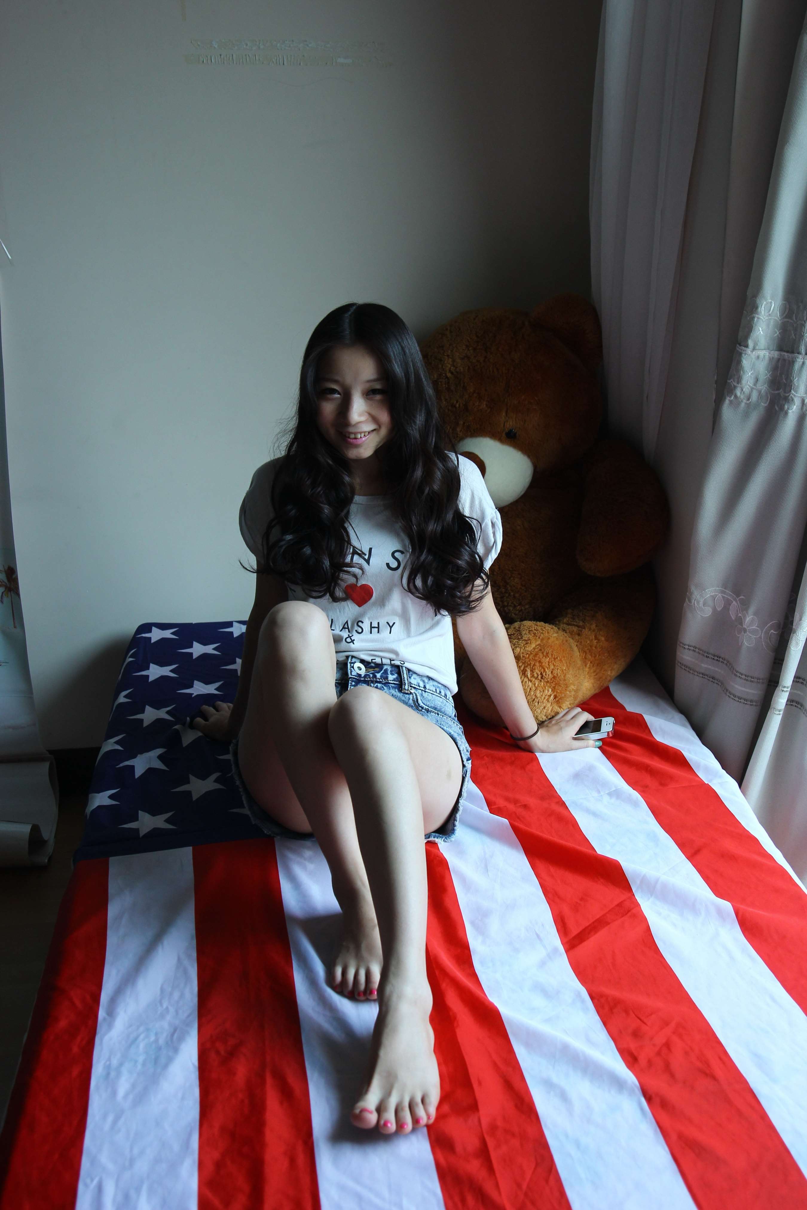 《把玩牛仔热裤小姐姐嫩足》作品图