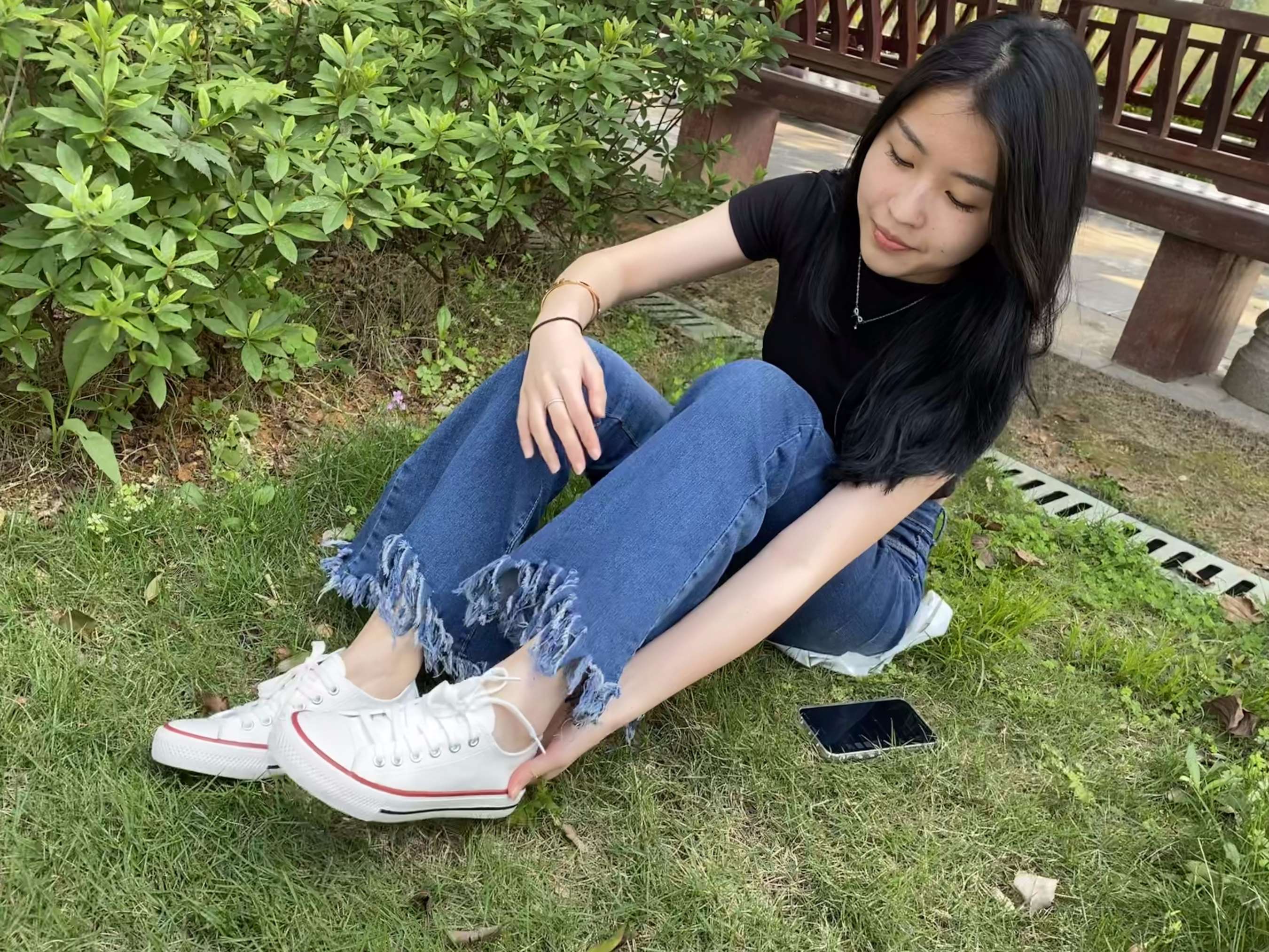 《婷婷船袜换鞋》作品图