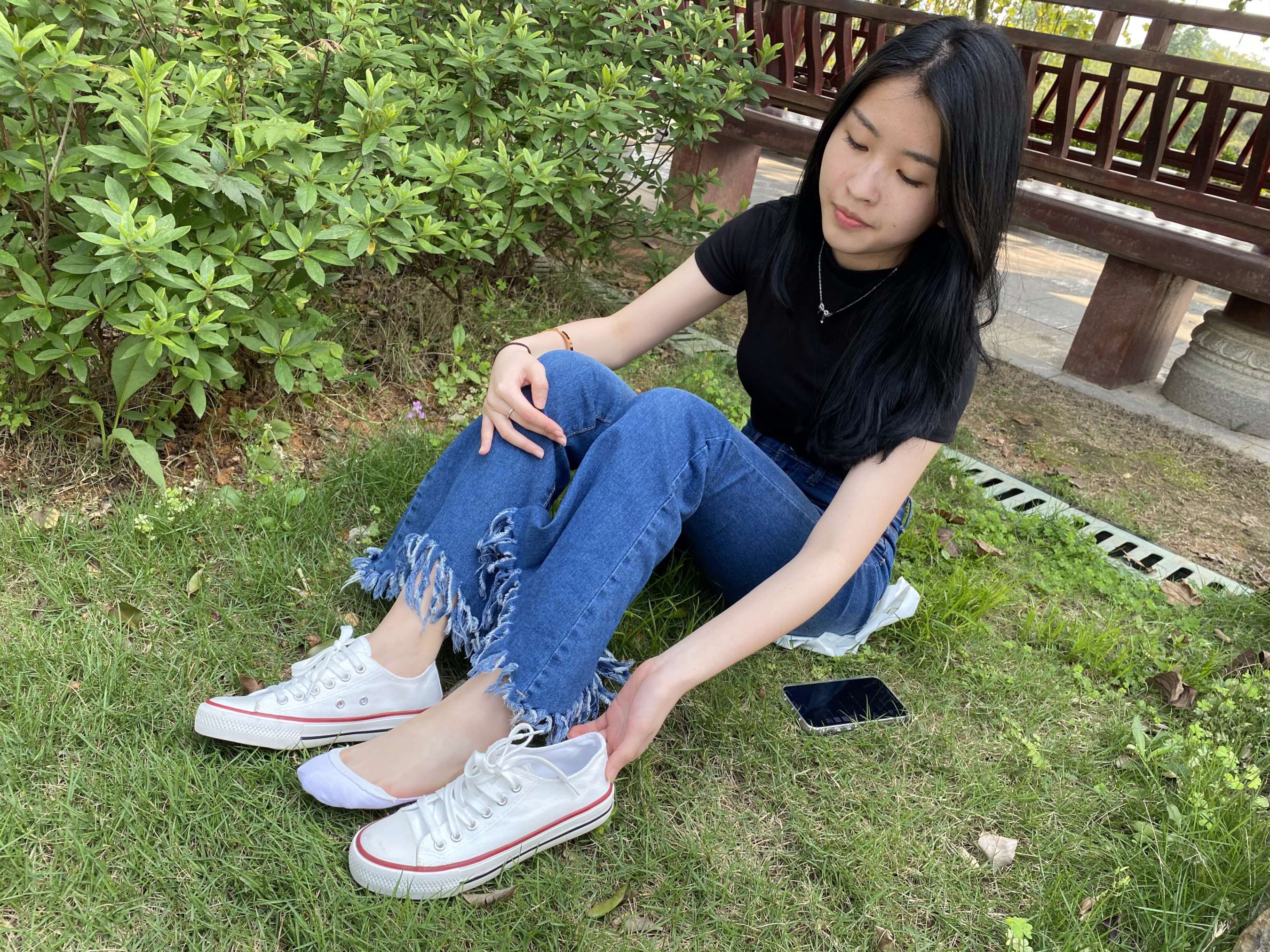 《婷婷船袜换鞋》作品图