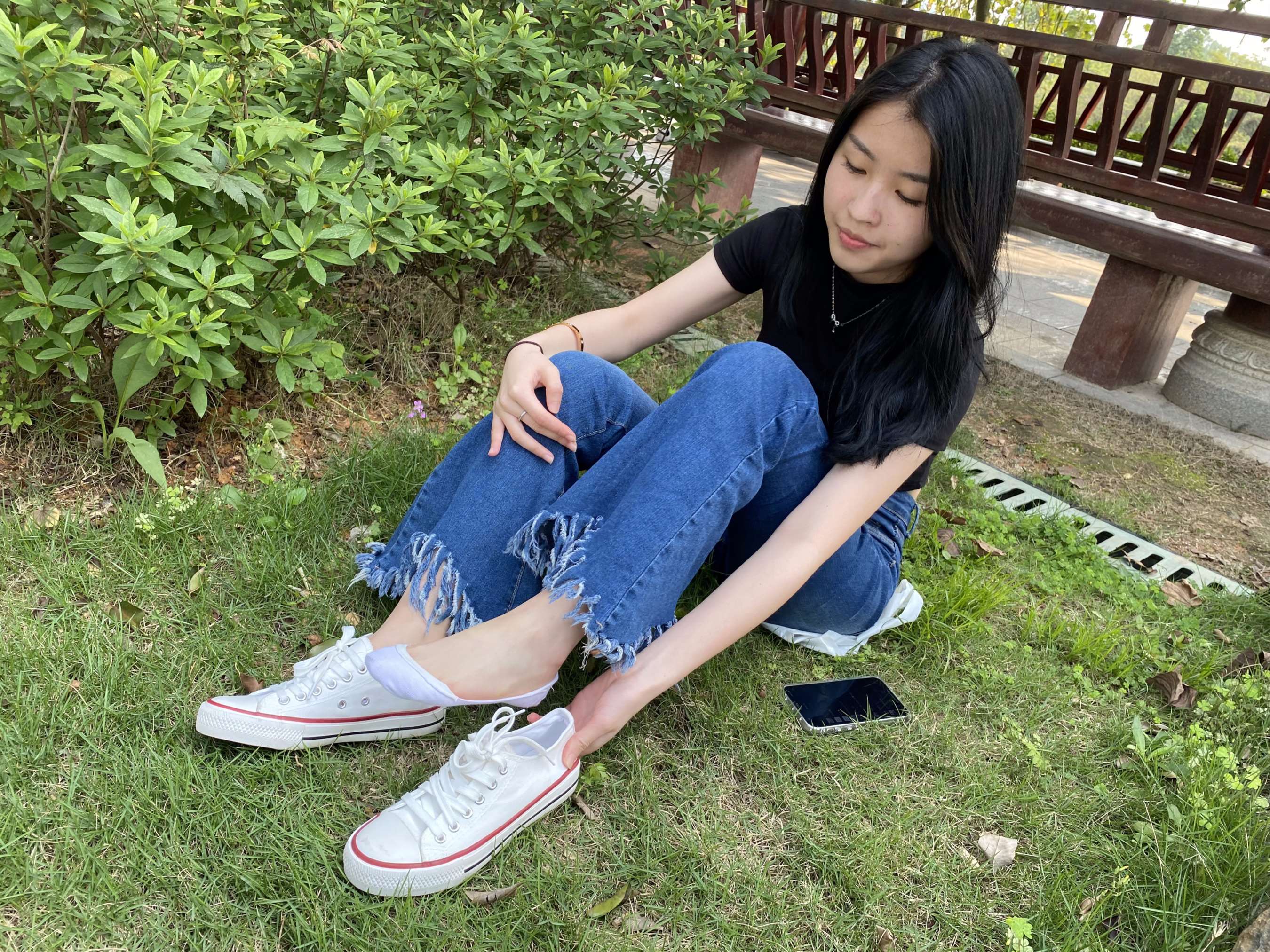 《婷婷船袜换鞋》作品图