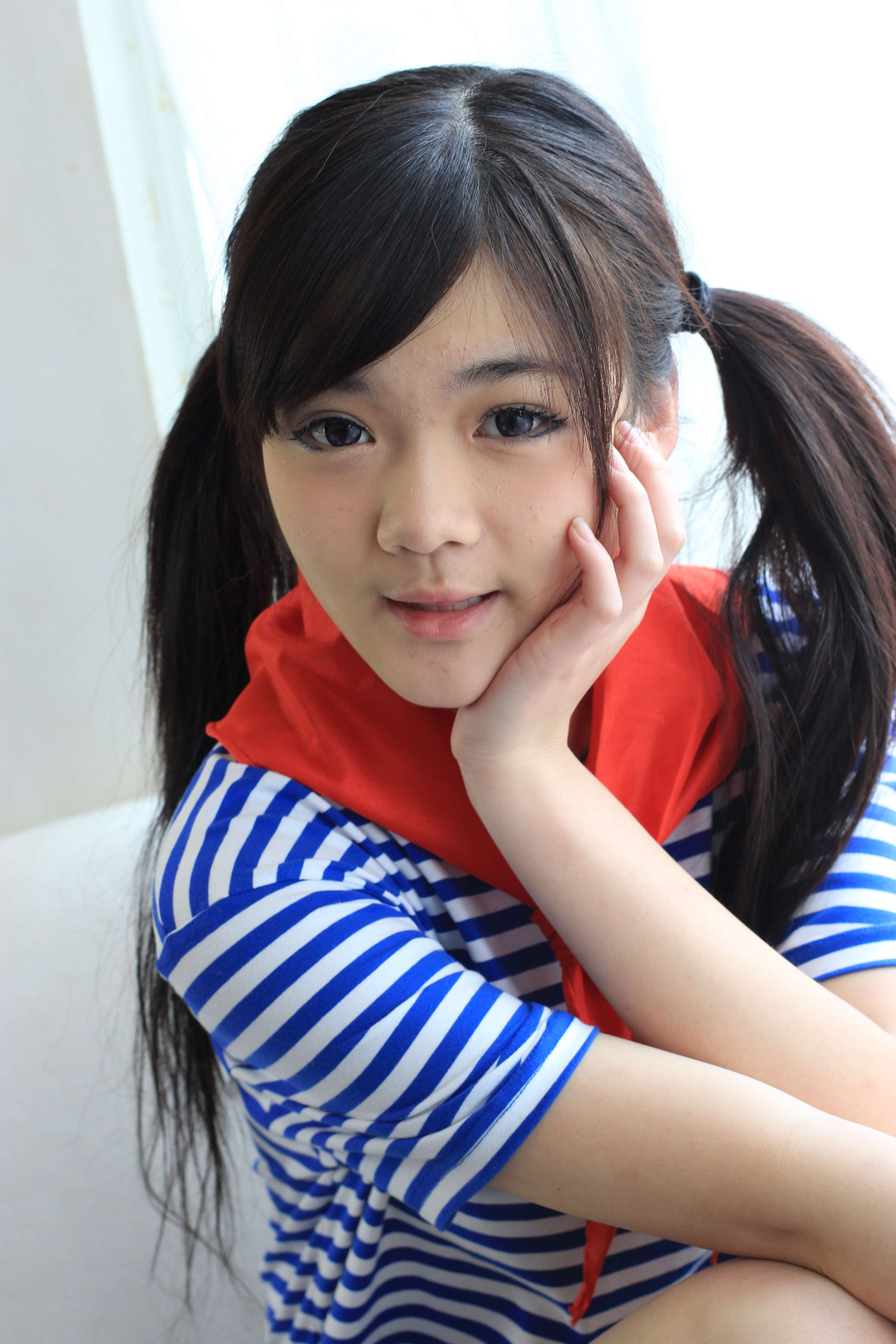 《高一学妹鲜嫩的玉足像奶油一般细腻白皙》作品图