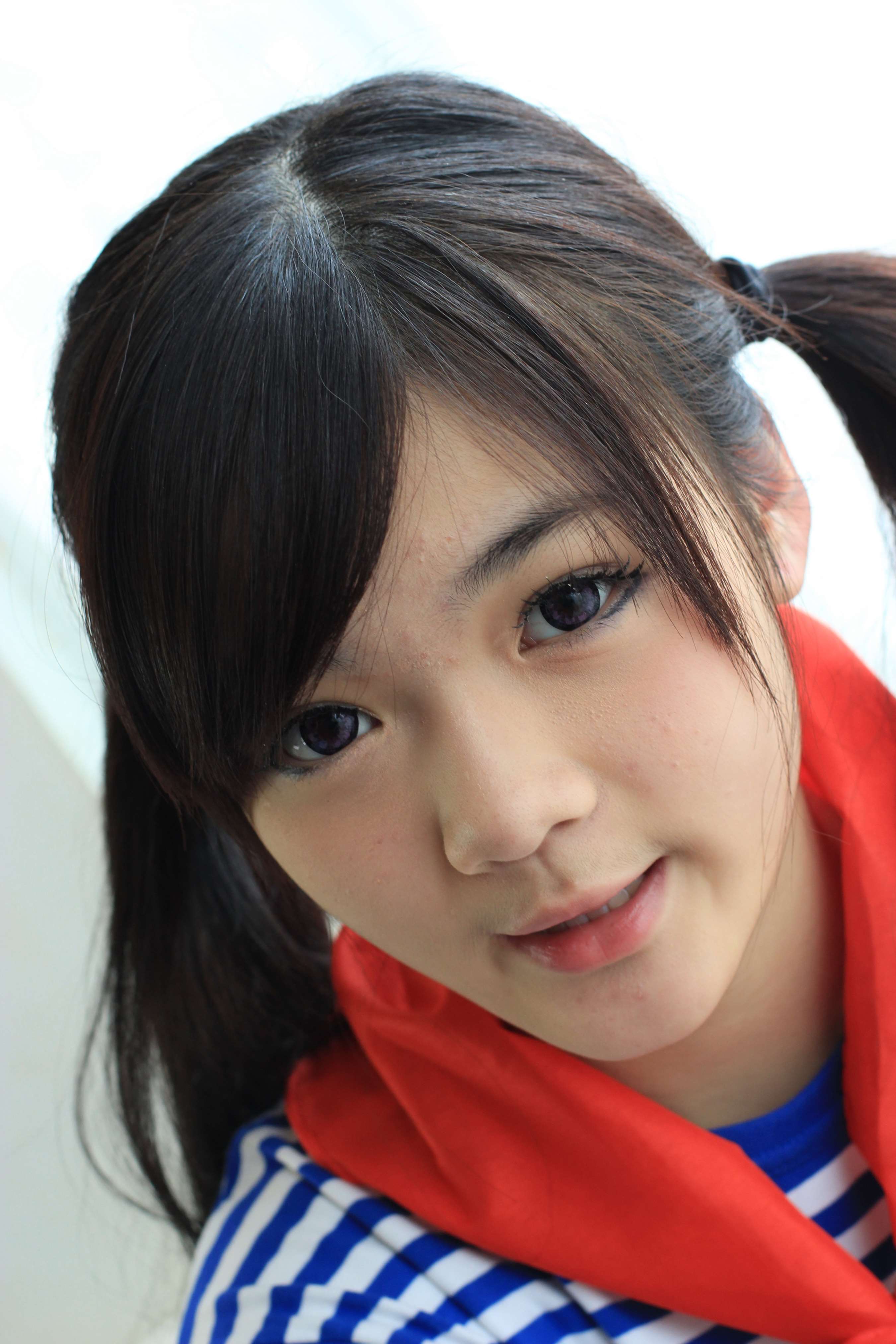 《高一学妹鲜嫩的玉足像奶油一般细腻白皙》作品图