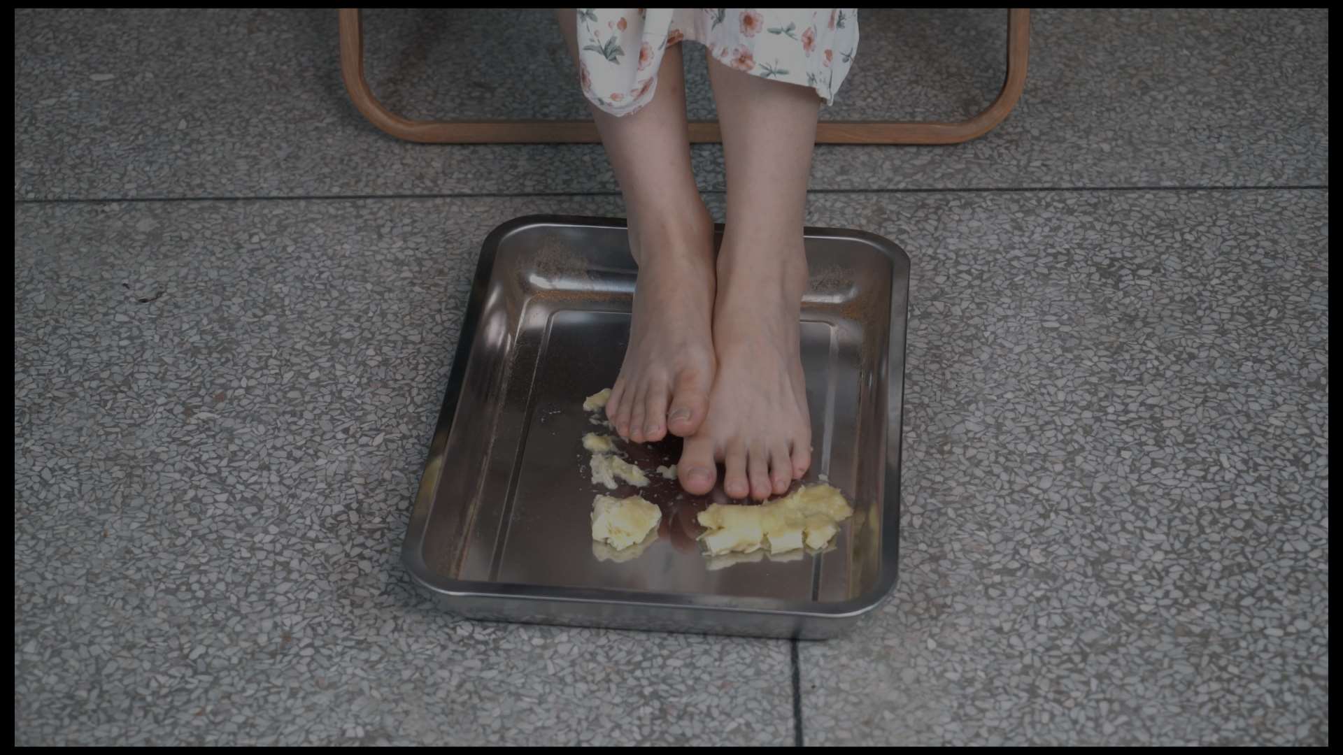 《[视频]美琪白嫩美脚踩香蕉秀脚》作品图