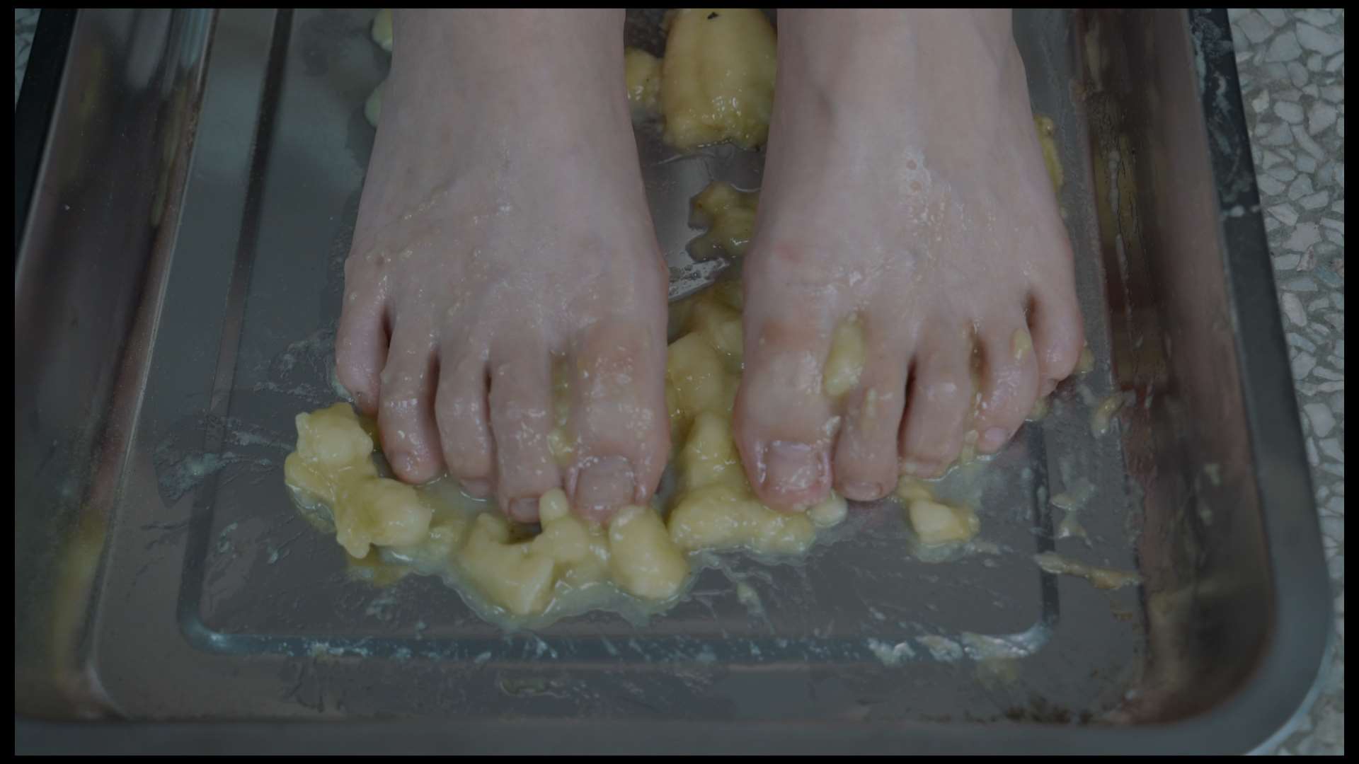 《[视频]美琪白嫩美脚踩香蕉秀脚》作品图