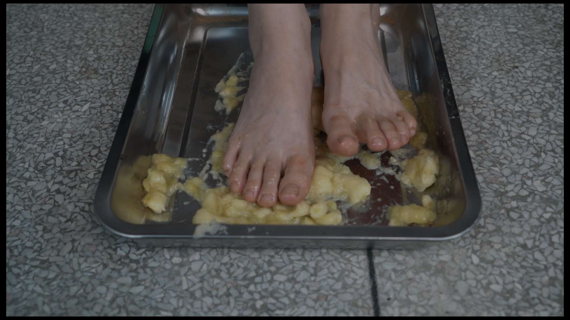 《[视频]美琪白嫩美脚踩香蕉秀脚》作品图