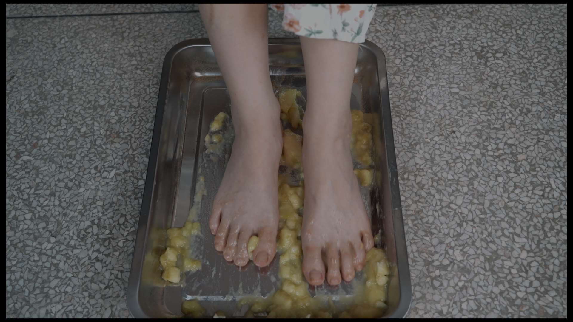 《[视频]美琪白嫩美脚踩香蕉秀脚》作品图