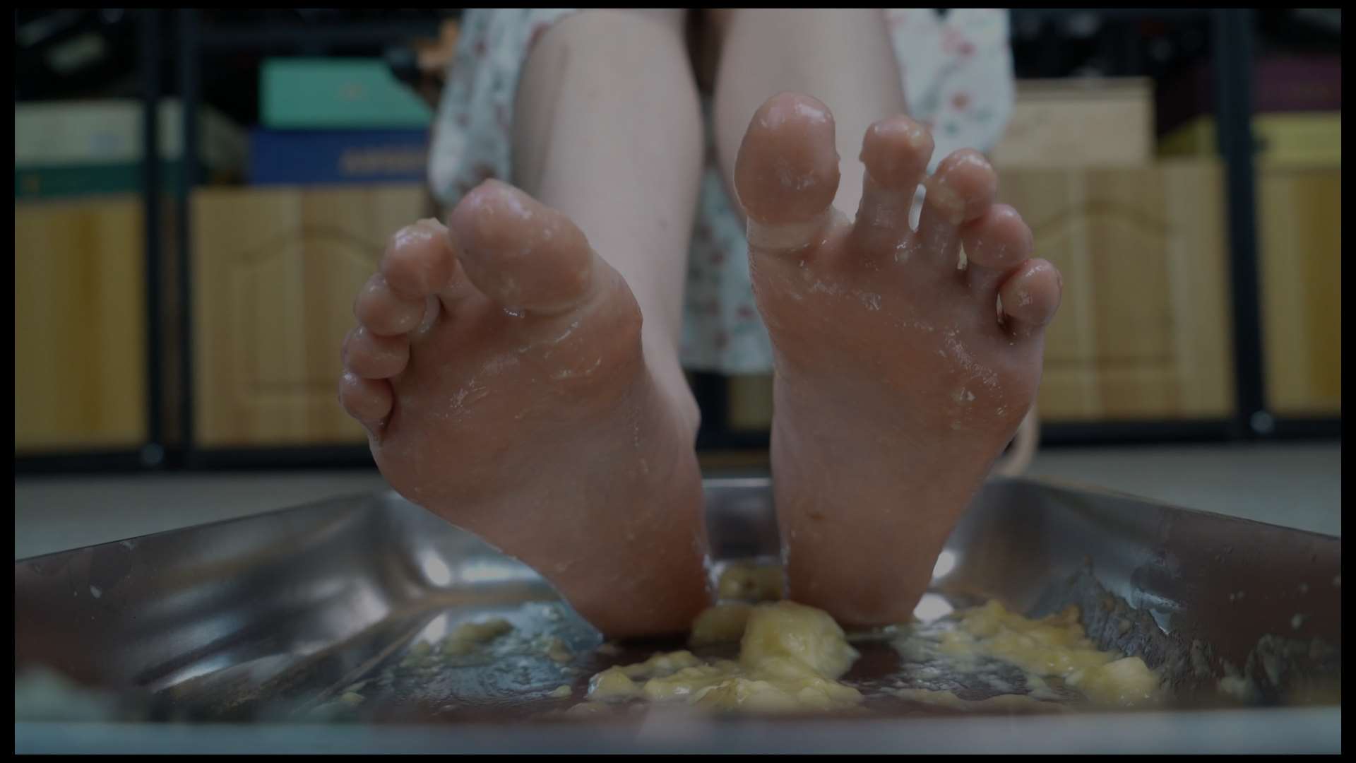 《[视频]美琪白嫩美脚踩香蕉秀脚》作品图