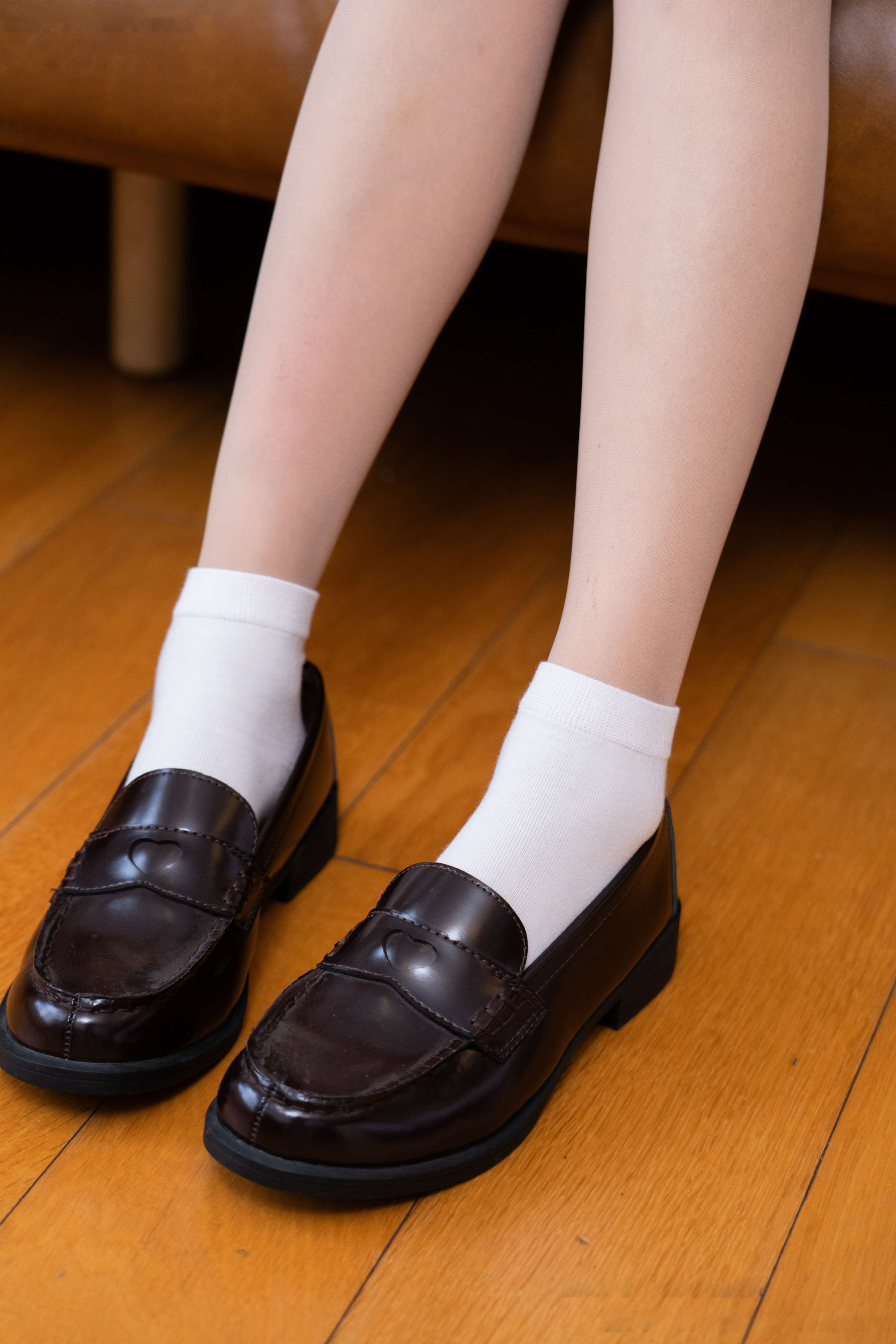 《澜澜-皮鞋、凉鞋、白棉袜、黑棉袜、肉丝》作品图