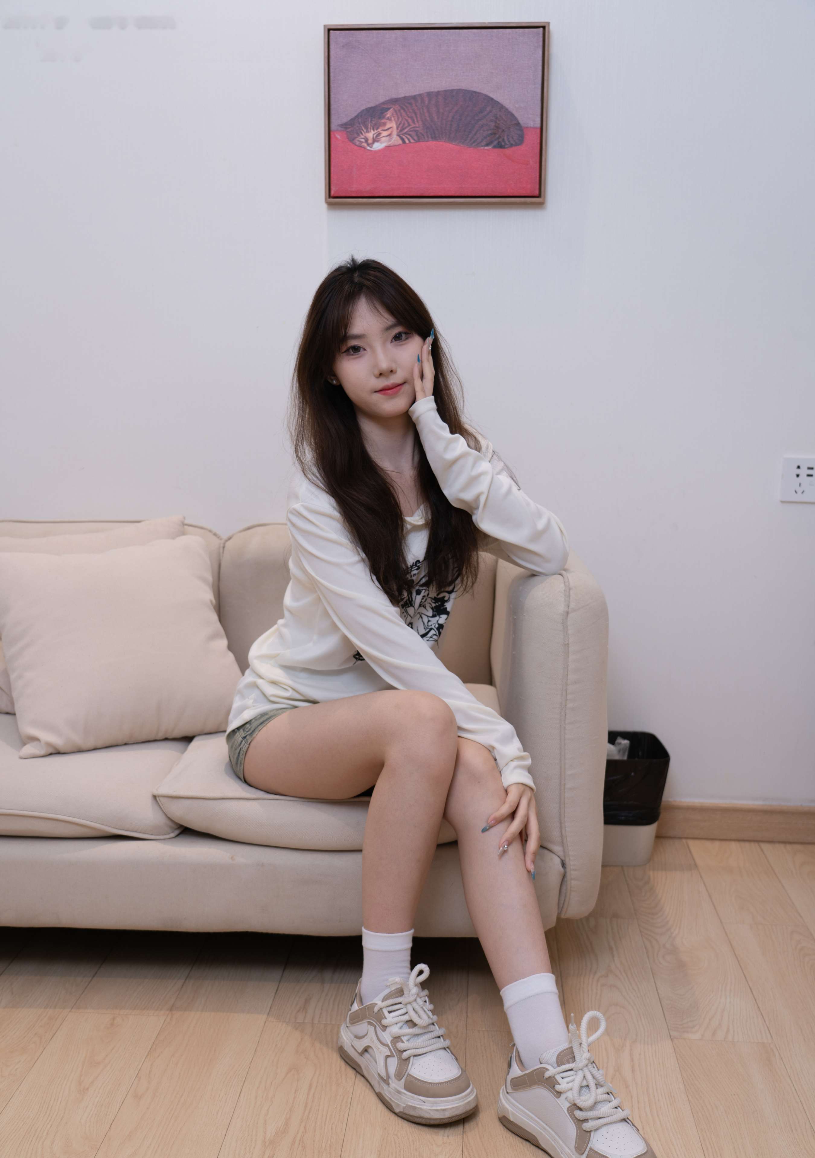 《璇璇-板鞋、白棉袜、裸足、泡脚剪指甲》作品图