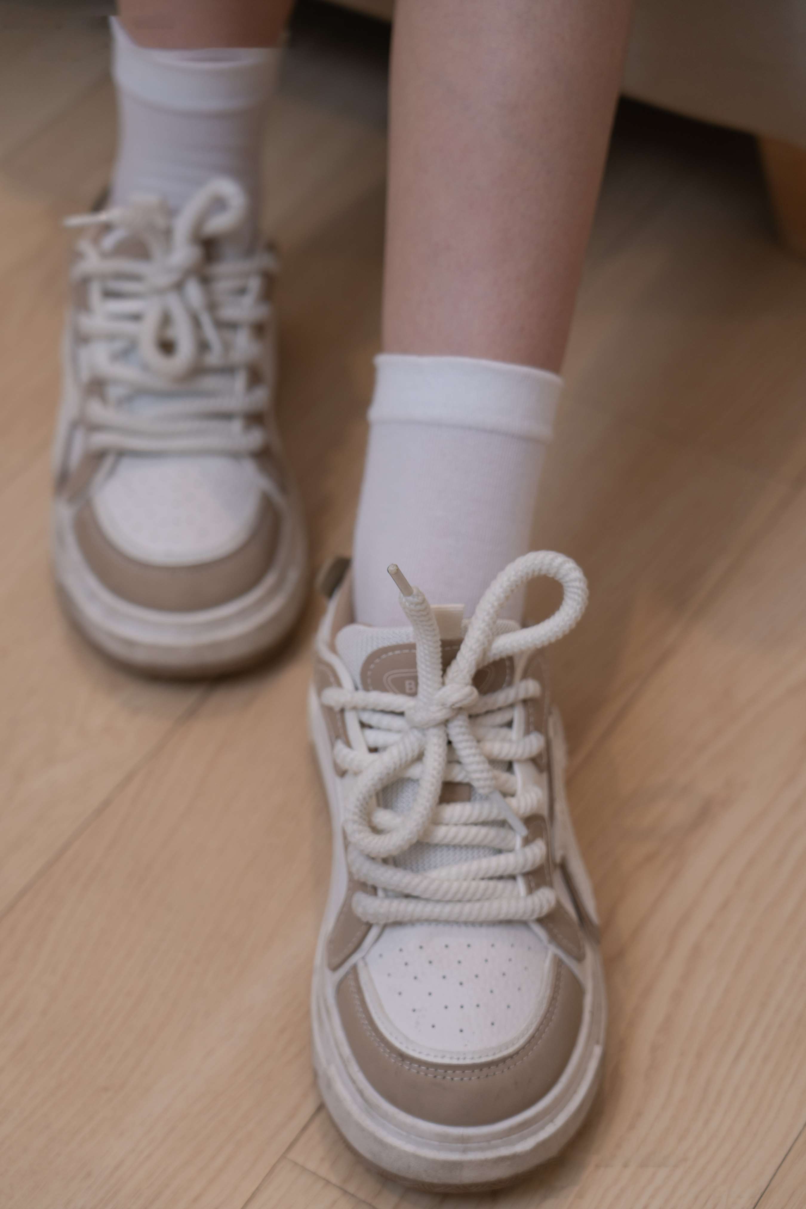 《璇璇-板鞋、白棉袜、裸足、泡脚剪指甲》作品图