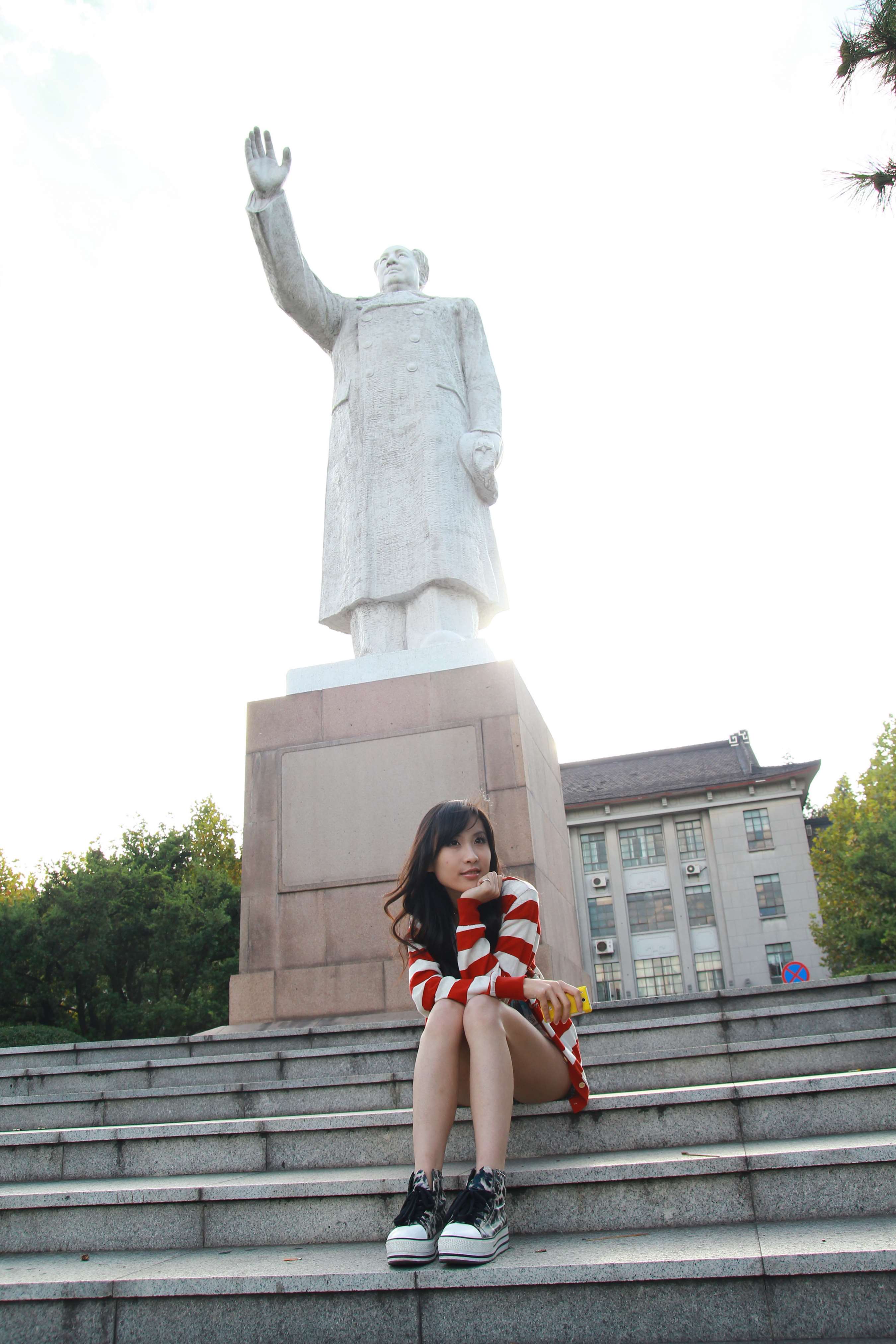 《少女举起纤细的嫩足》作品图