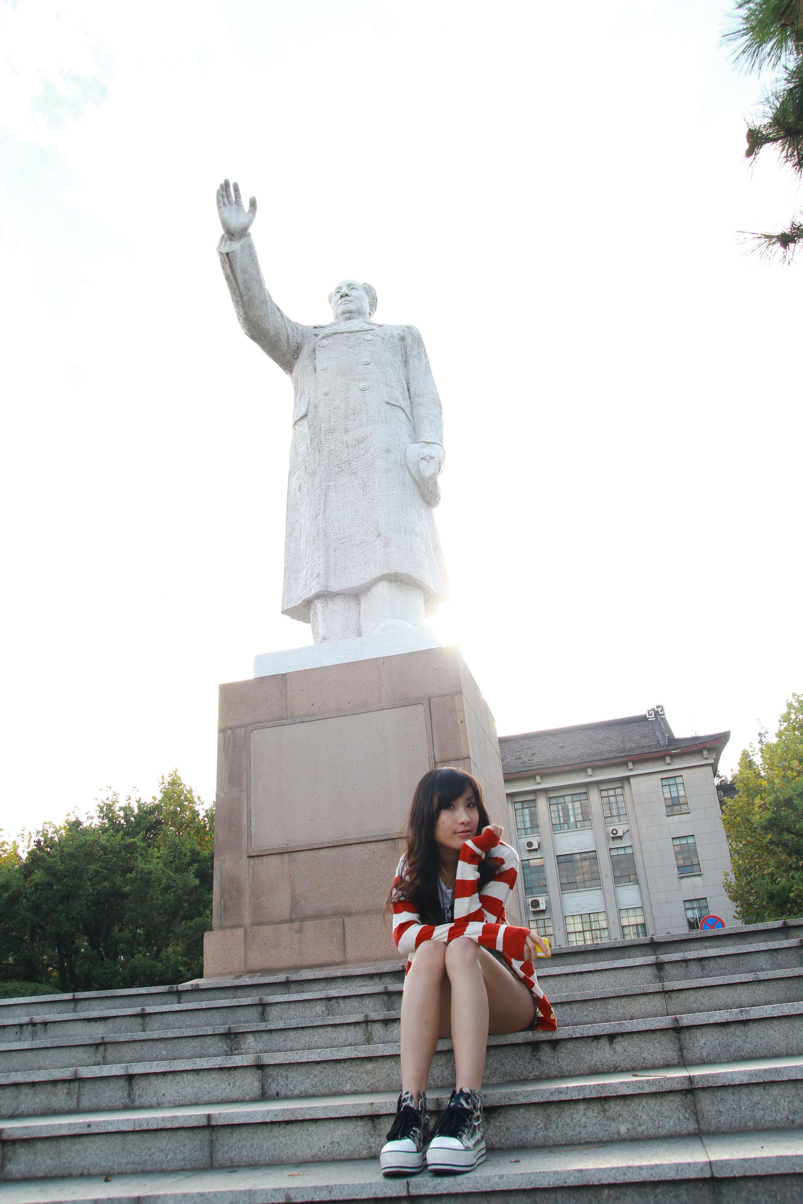 《少女举起纤细的嫩足》作品图