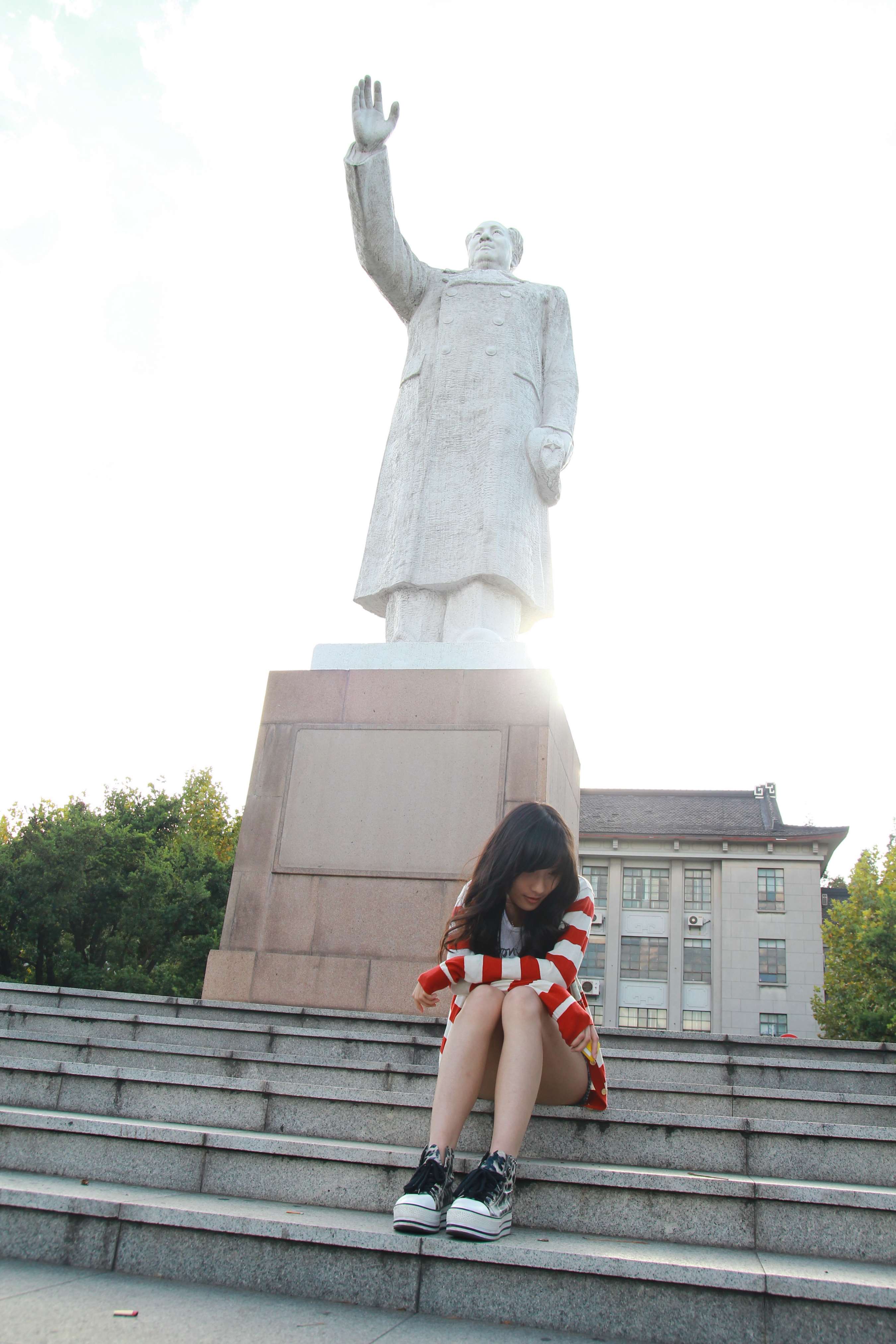 《少女举起纤细的嫩足》作品图