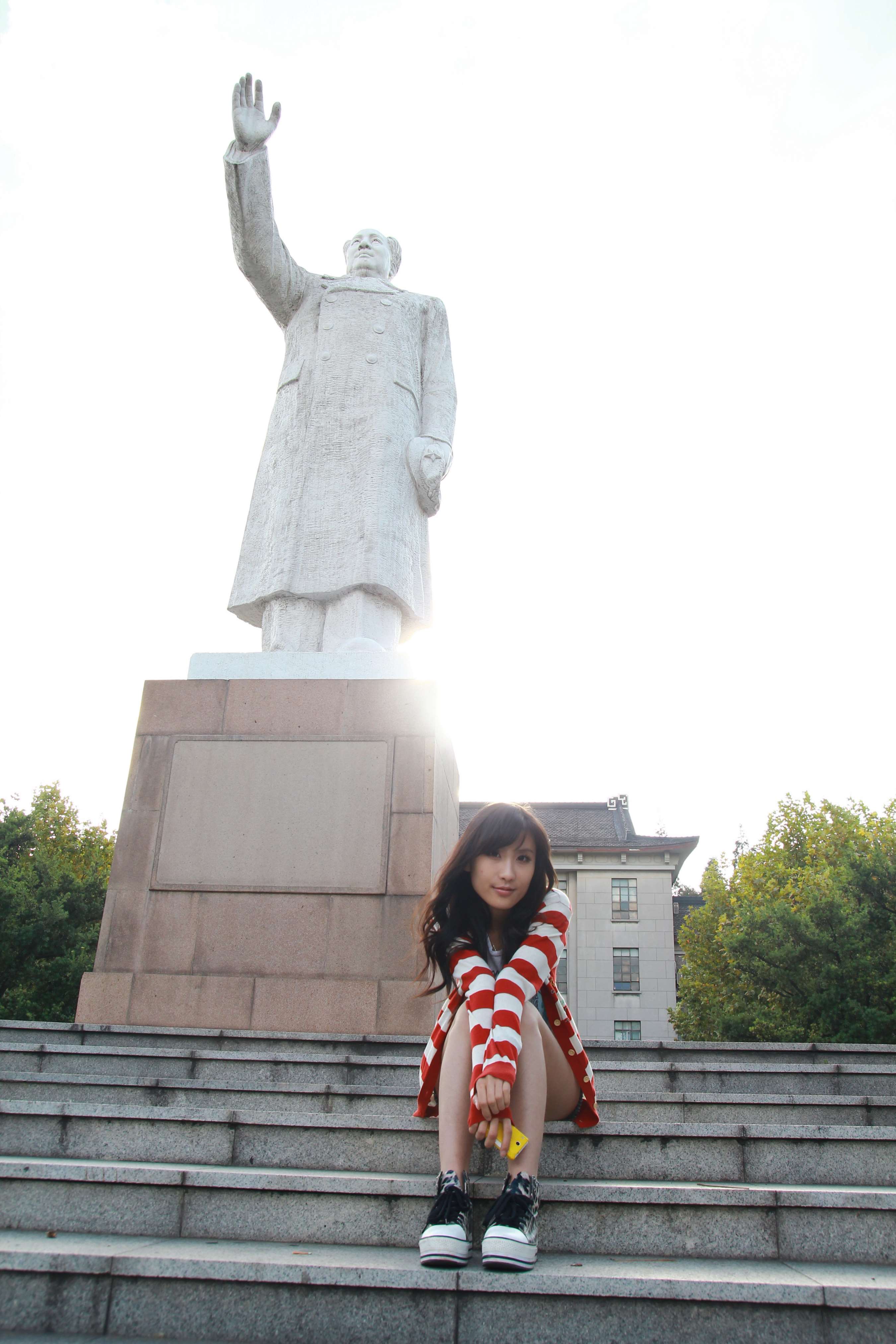 《少女举起纤细的嫩足》作品图