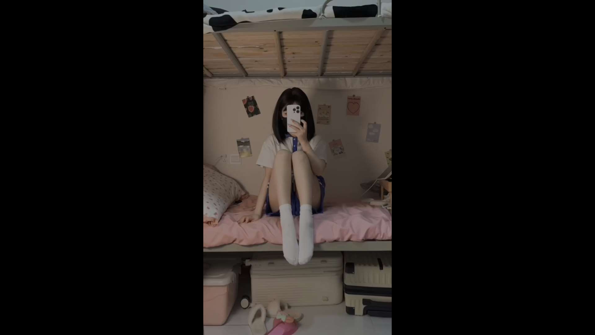 《[视频]校服小姐姐自拍棉袜の嫩足》作品图