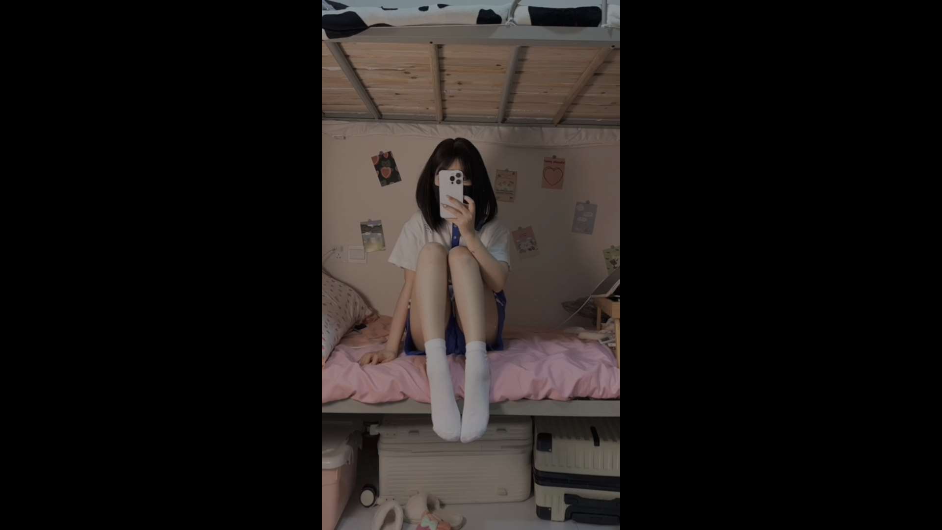 《[视频]校服小姐姐自拍棉袜の嫩足》作品图