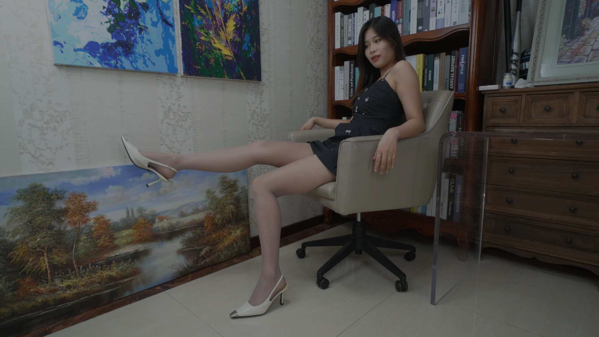 《[寄卖视频]A&F-Chichi展示性感的大脚》作品图