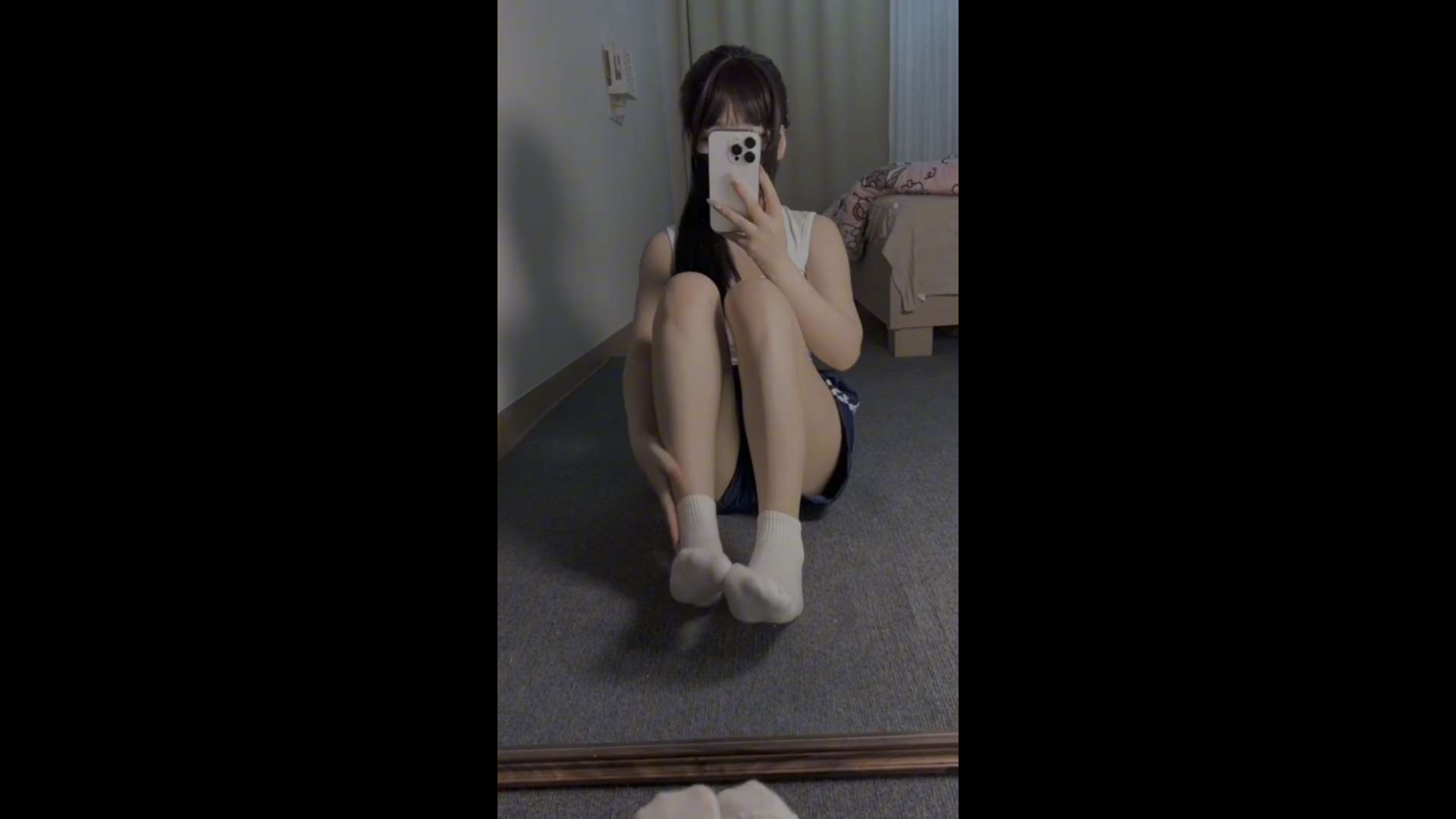 《[视频]少女寝室自拍棉袜足》作品图