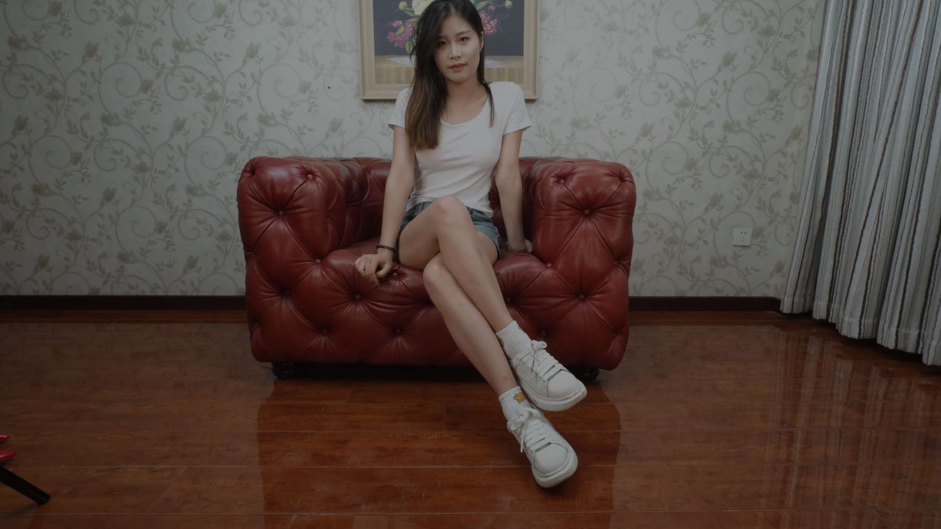 《[寄卖视频]A&F-Chichi展示她性感的大脚》作品图